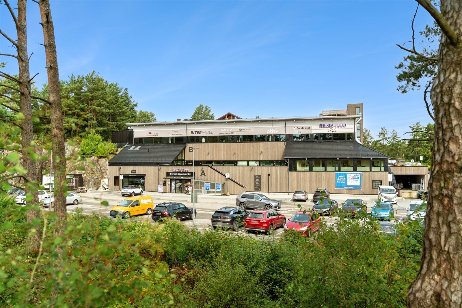 Fra boligen er det kort vei til flere dagligvarebutikker, deriblant Rema 1000. Galleribilde