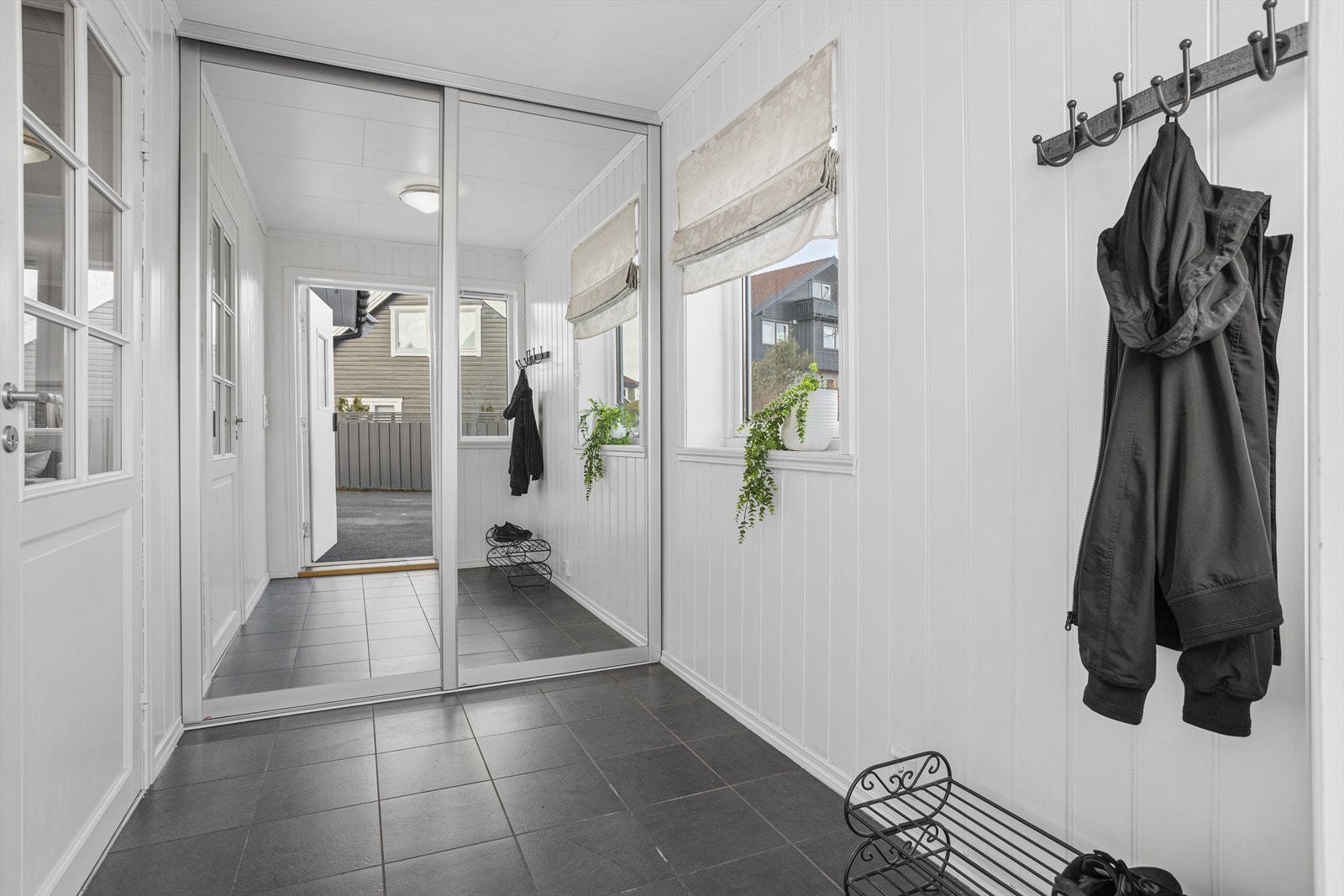 Vindfanget er en del av tilbygget fra 2010 og har en god skyvedørsgarderobe. Galleribilde