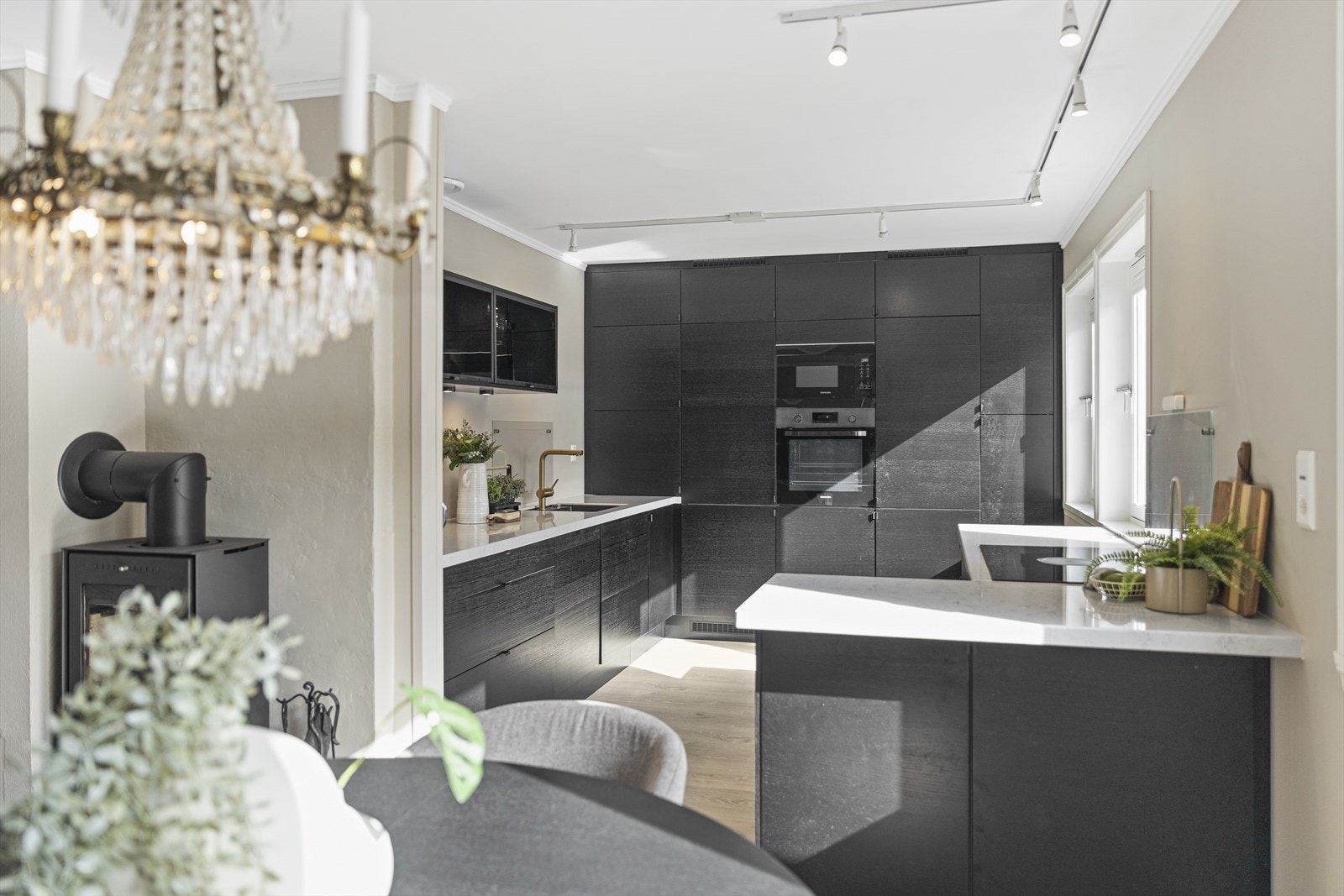 Lekkert kjøkken fra Epoq som ble fornyet i 2022. Galleribilde