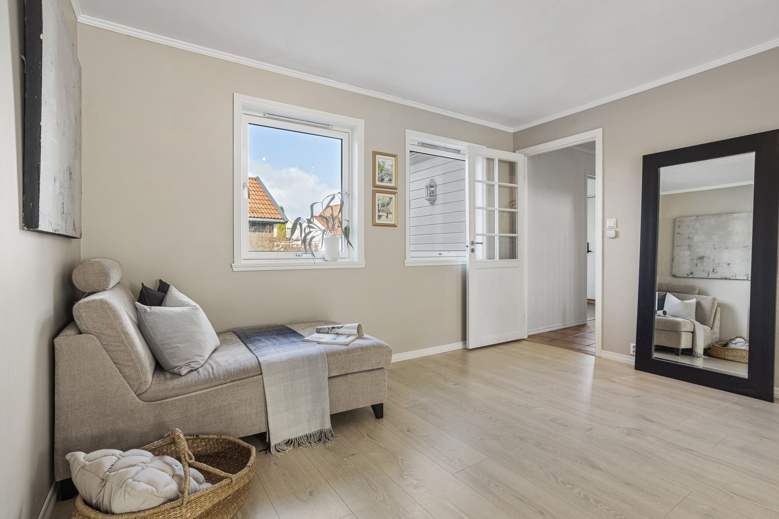 Stor dagligstue/spisestue med pene laminatgulv som ble oppusset i 2022. Galleribilde