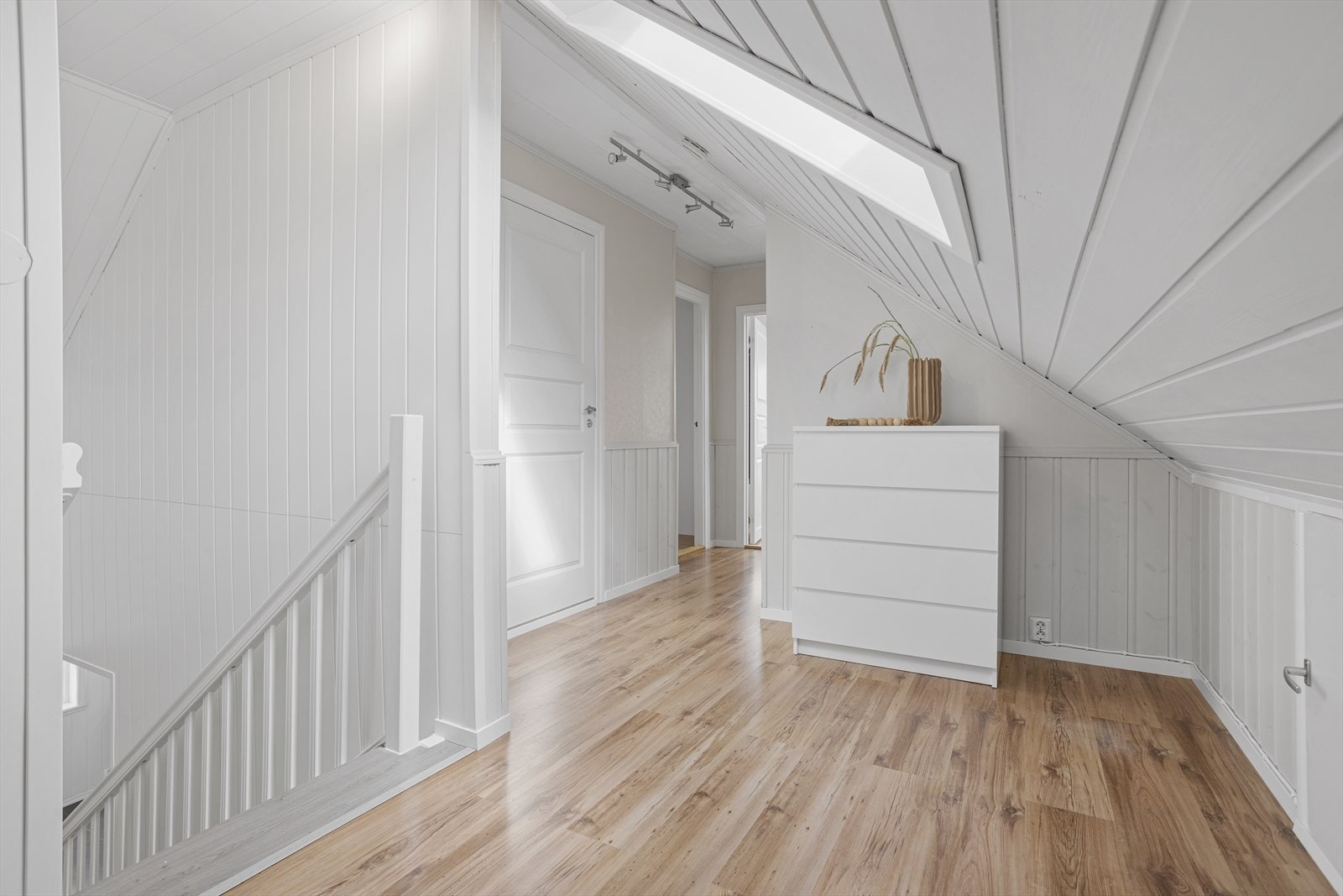 Ekstra lagringsplass i loftsetasjen med gode knekott. Galleribilde