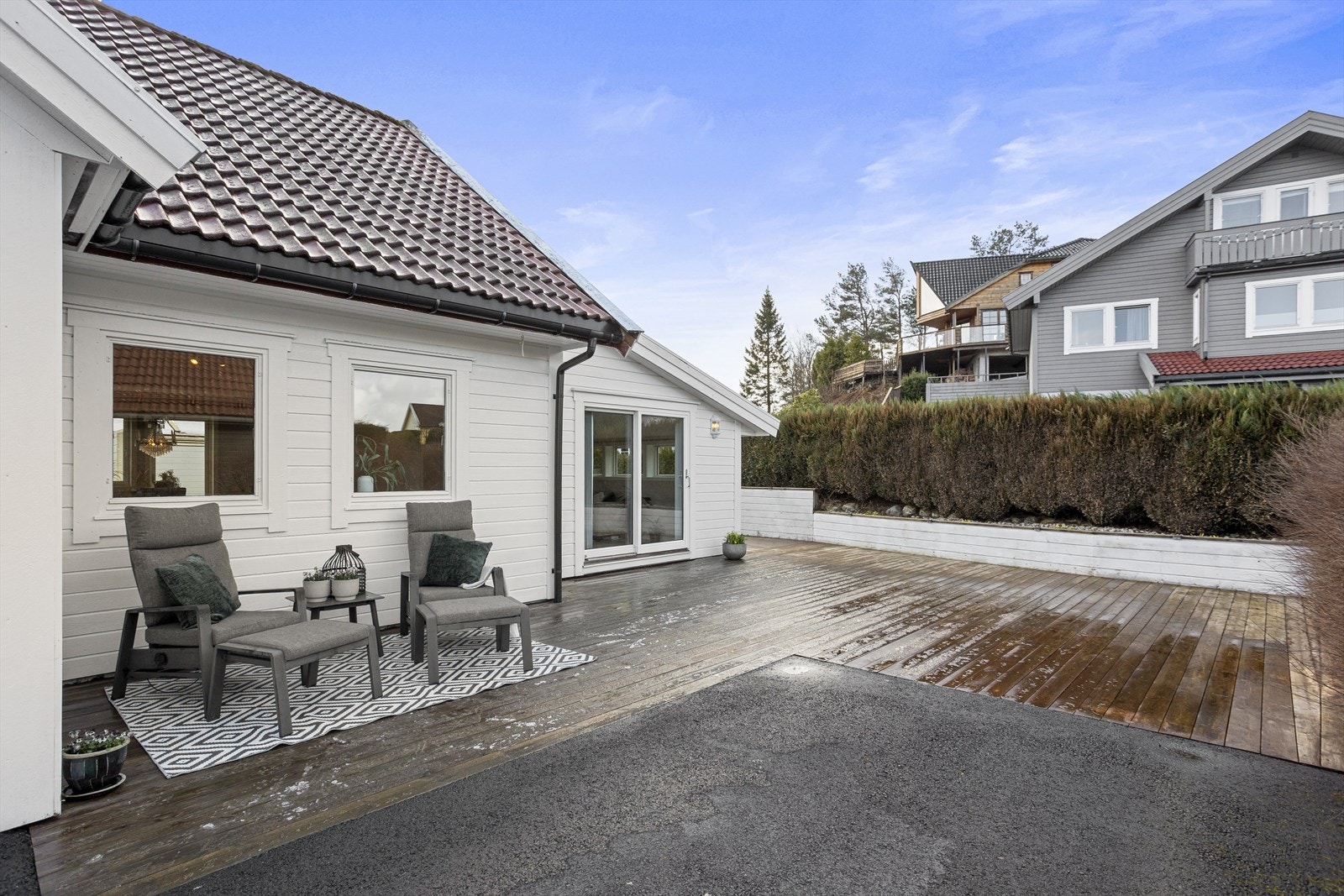 Skjermet uteplass hvor solen kan nytes fra rundt lunsjtider og frem til klokken 21.00 midtsommers. Galleribilde