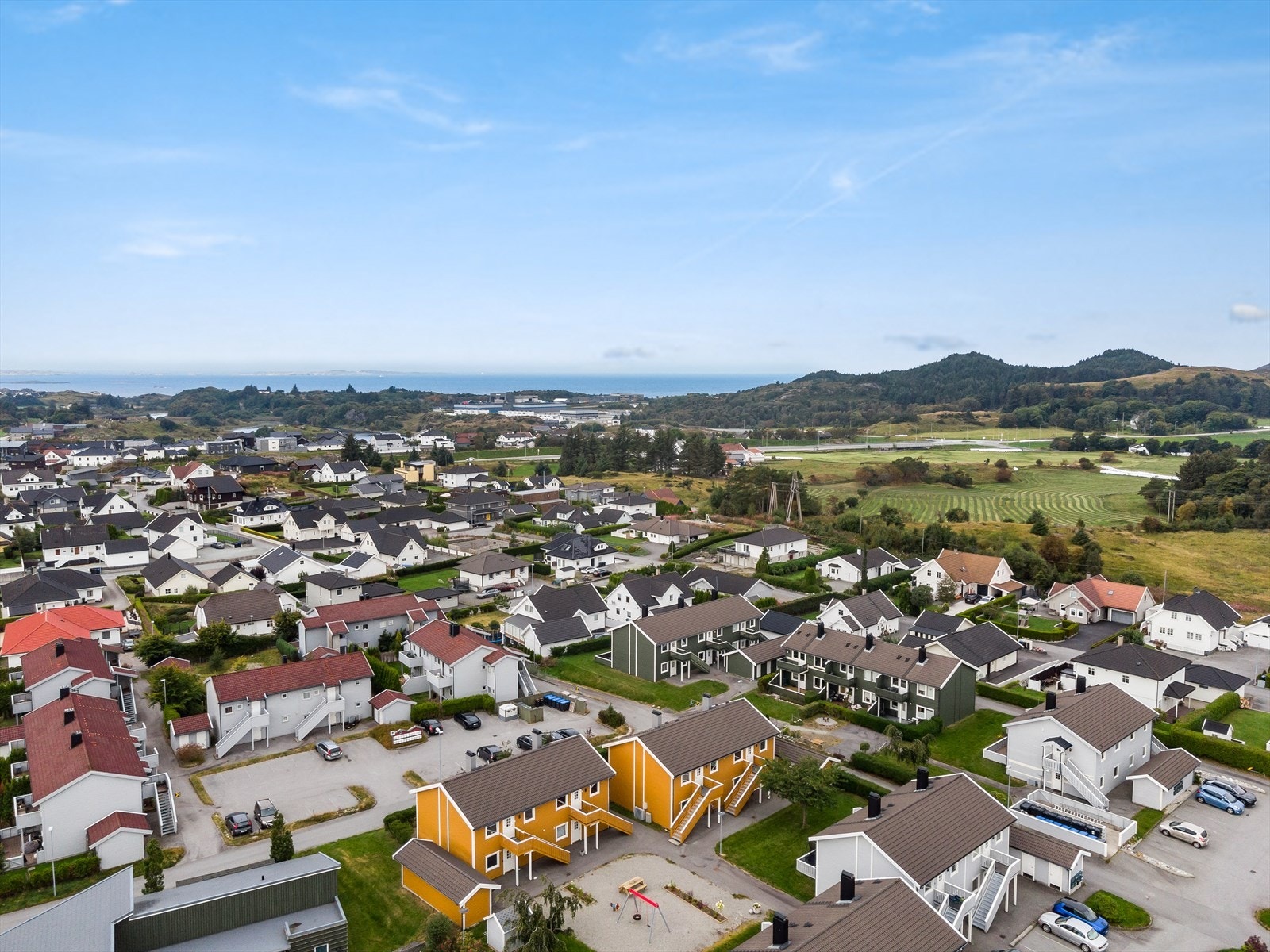 Merket parkering like ved leiligheten, samt utvendig bod i felles bodbygg. Galleribilde