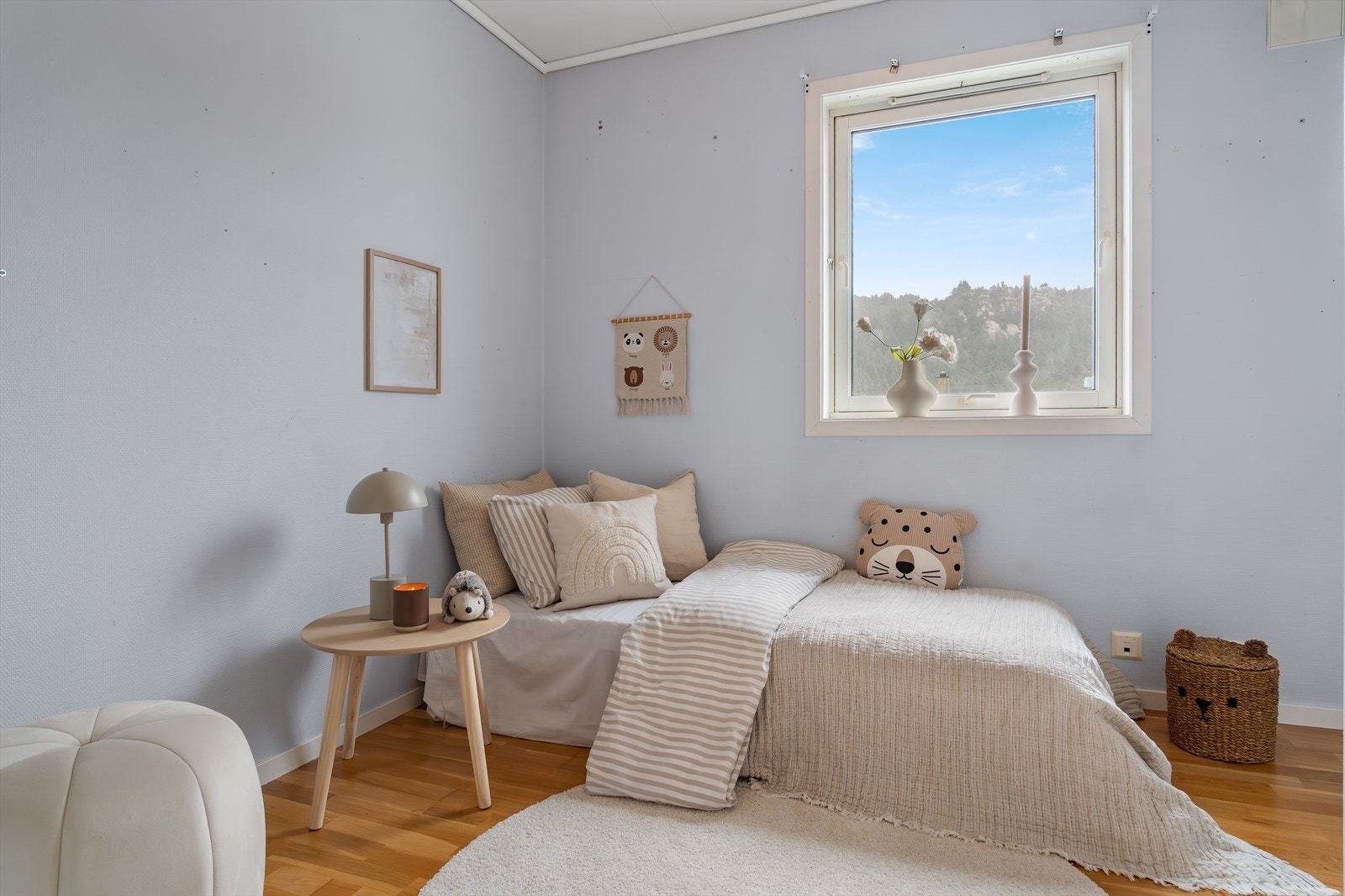God plass til seng, nattbord, samt en har innebygd garderobe. Galleribilde