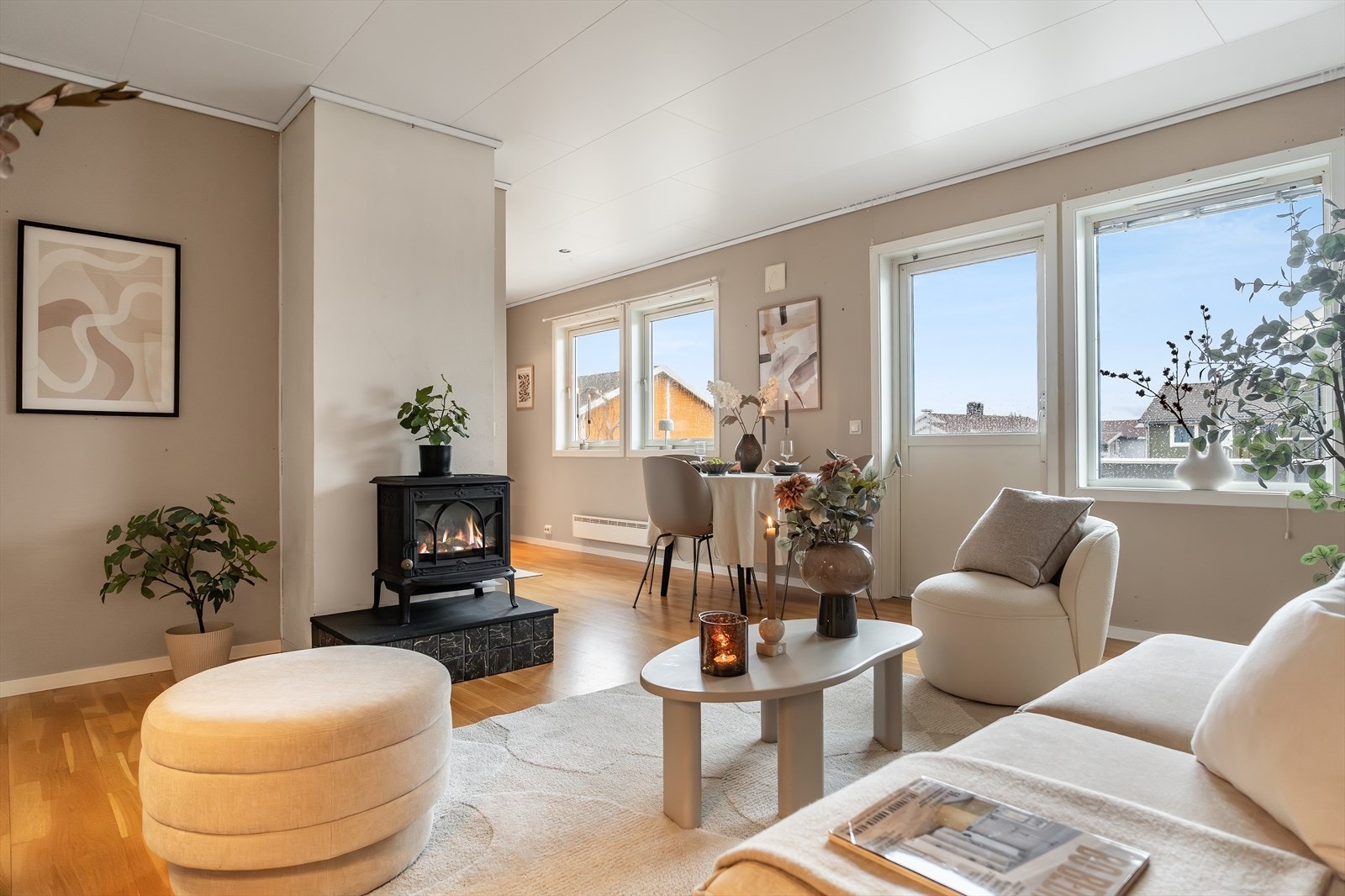 Godt med naturlig lysinnslipp, samt utgang til herlig altan. Galleribilde