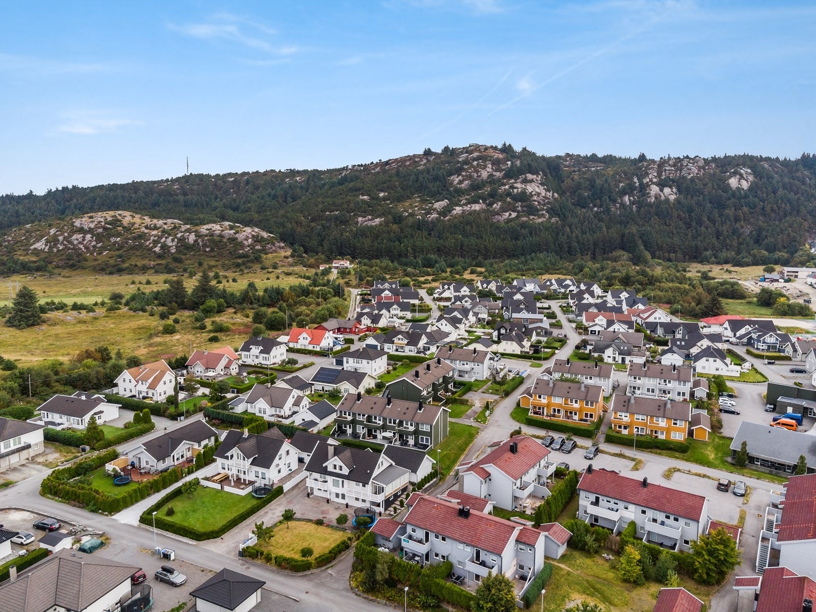 Her bor en i et rolig og barnevennlig boligområde på Udland i et velfungerende sameie. Galleribilde