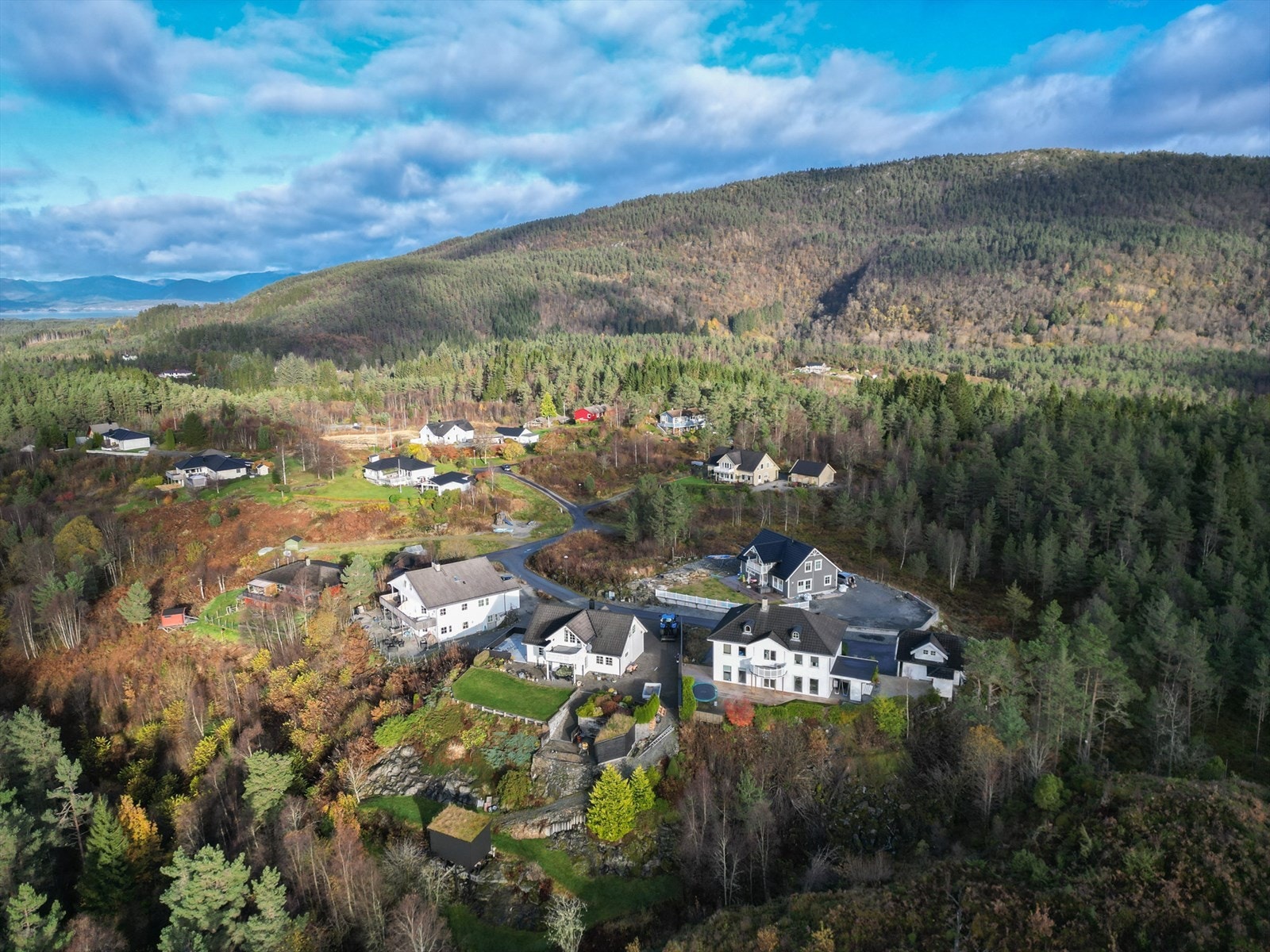 Tomten ligger fint til i et etablert boligfelt i Brunnslandsåsen. Galleribilde