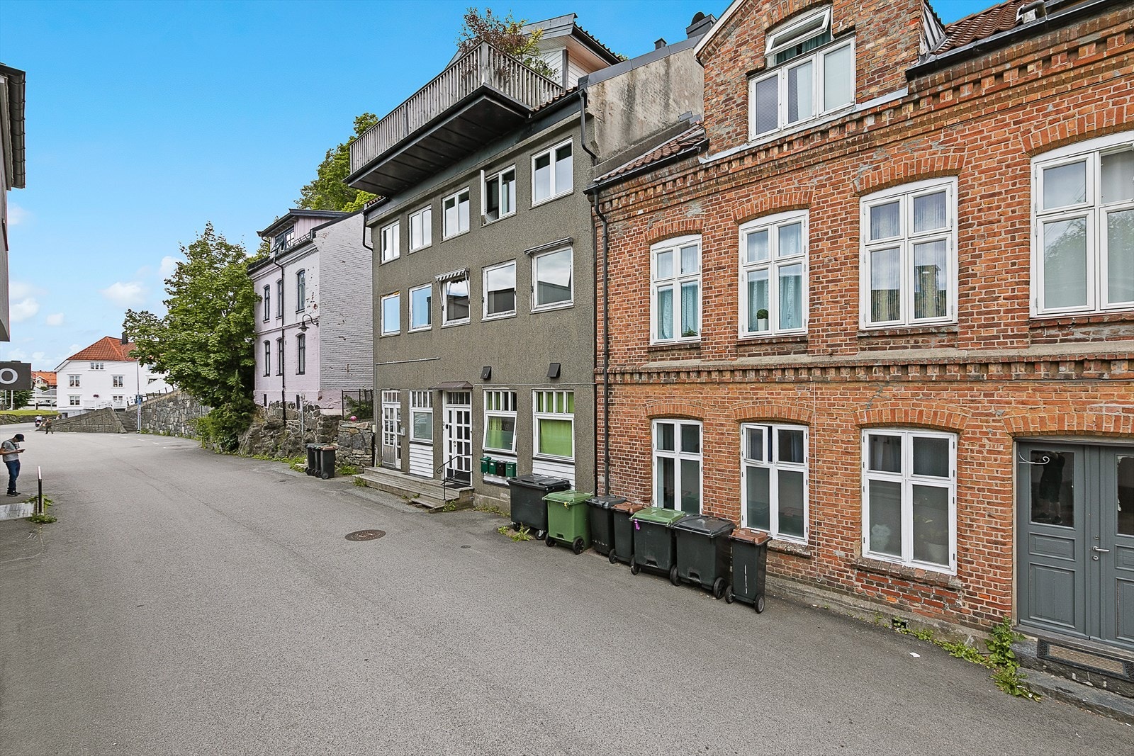Leiligheten ligger i 2. etasje og har alt på en flate Galleribilde