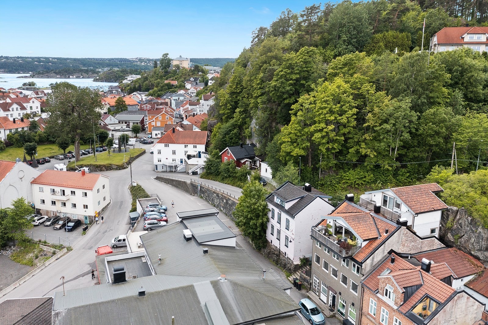 Leiligheten ligger meget sentralt, kun noen minutters gange fra kjernen av Kragerø sentrum Galleribilde