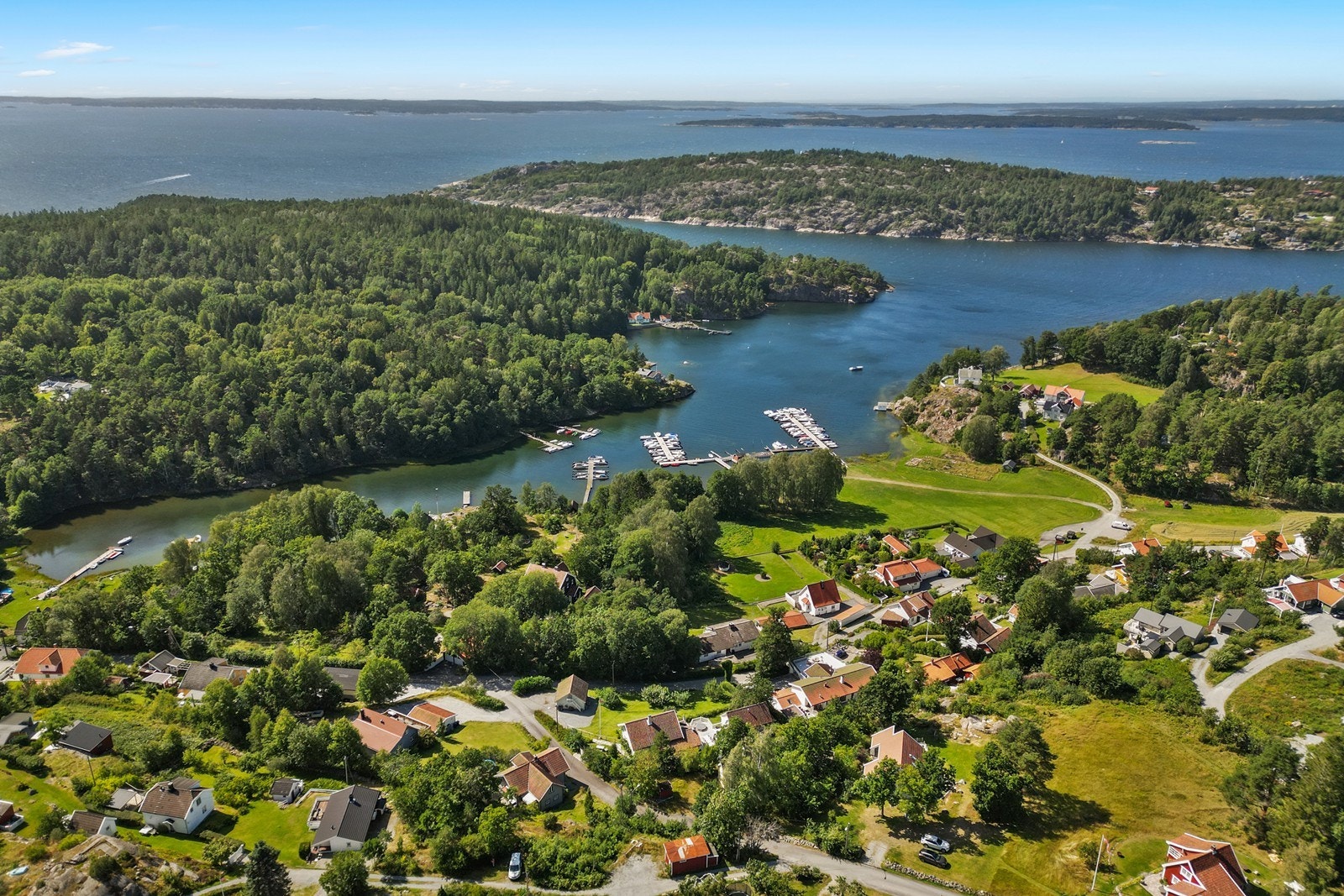 Området byr på uendelige muligheter både på land og til sjøs. En kort båttur unna ligger Hvaler. Galleribilde