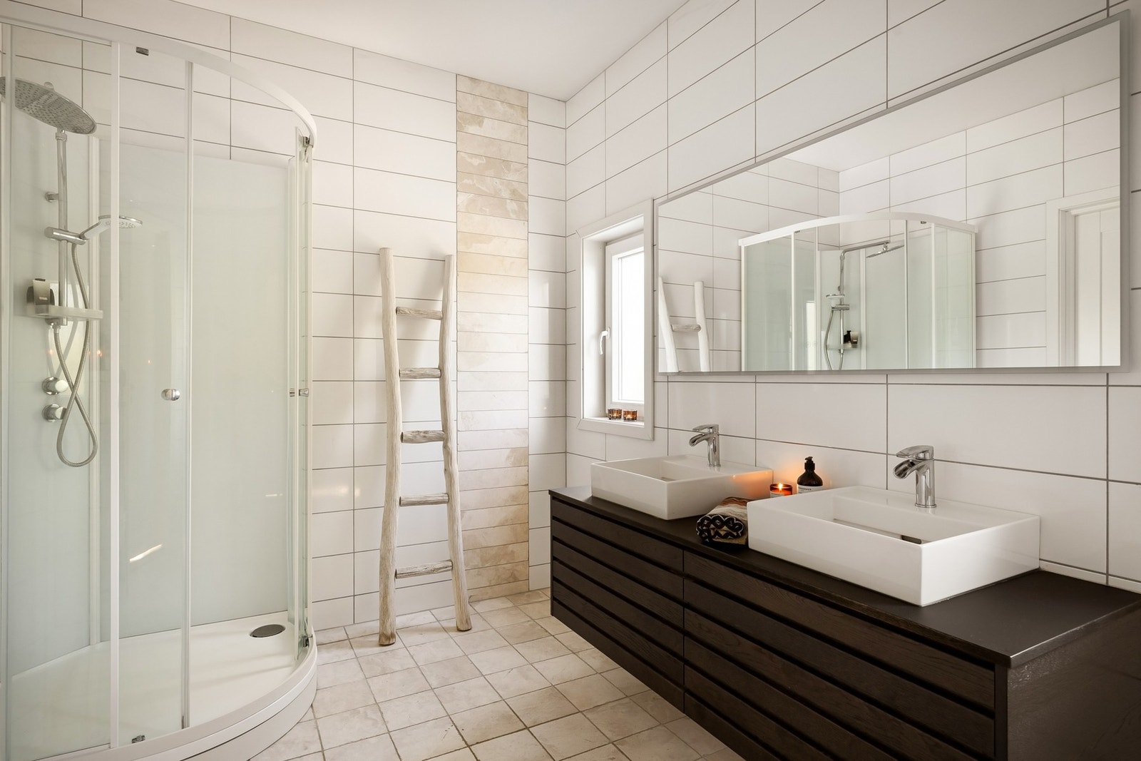Badet i 2.etg. med veggmontert wc, dusjkabinett, baderomsinnredning med dobbel servant og speil med integrert belysning Galleribilde