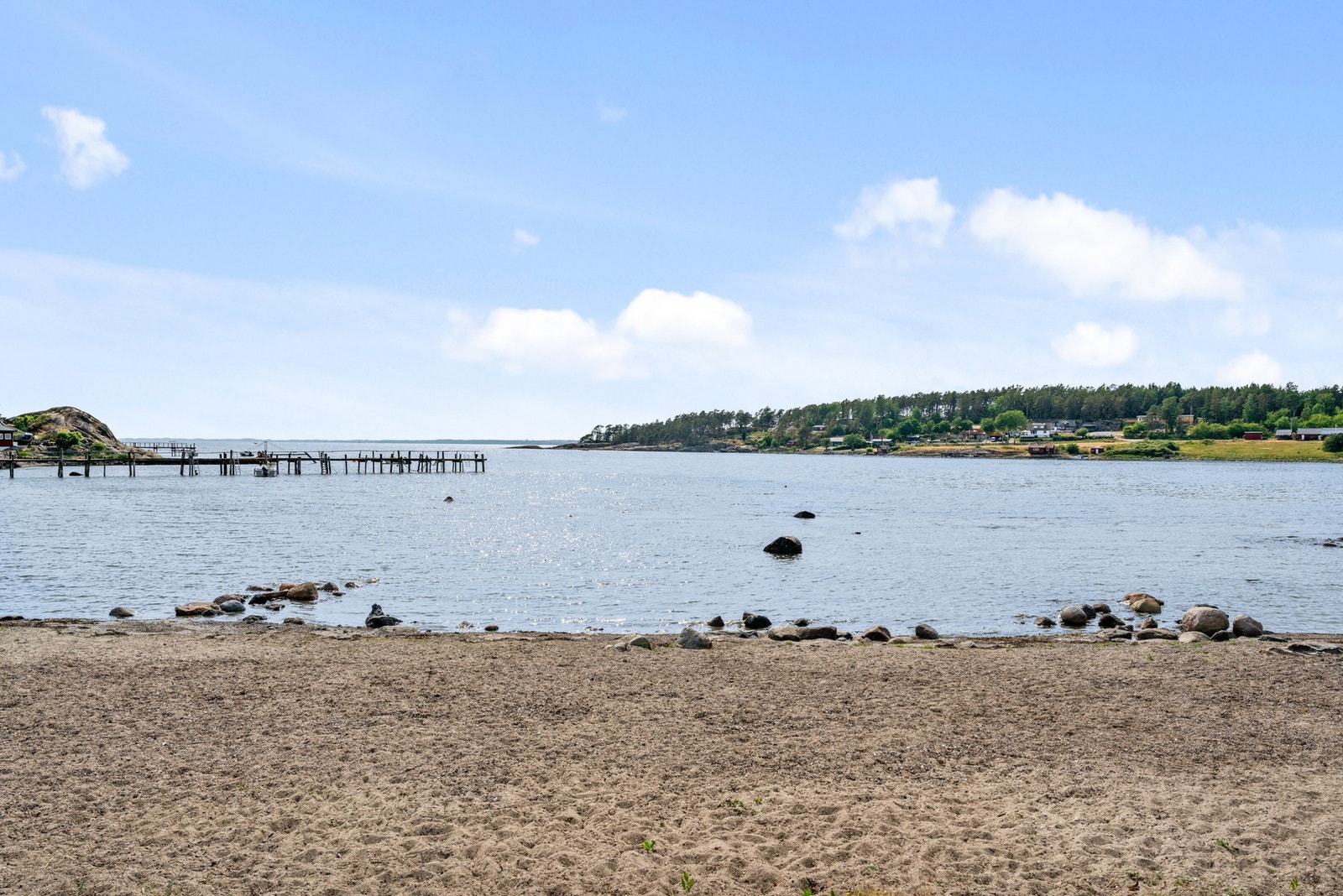 Fra boligen er det kort gange til badestrand (Årefjordstranda) Galleribilde