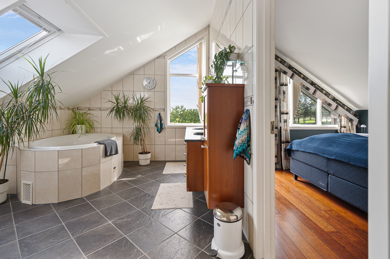 Hovedsoverom med egen walk-in garderobe og bad. Galleribilde