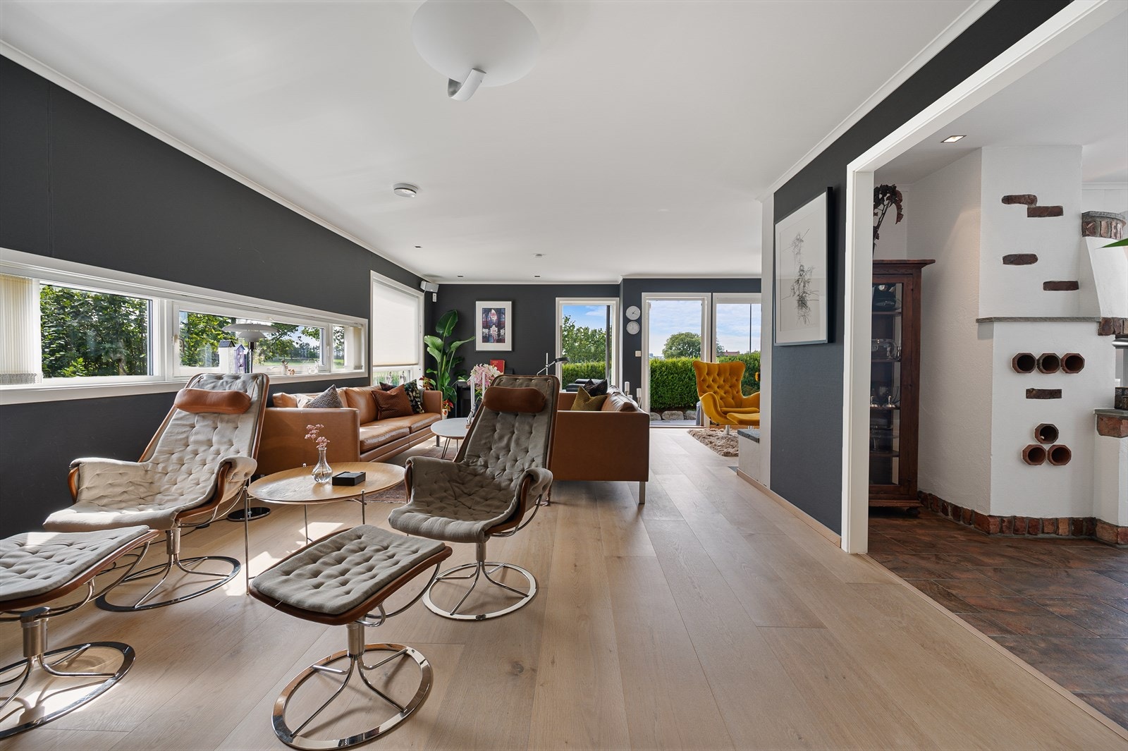 Stuen har et stilfullt preg med en varm og innbydende atmosfære. Galleribilde