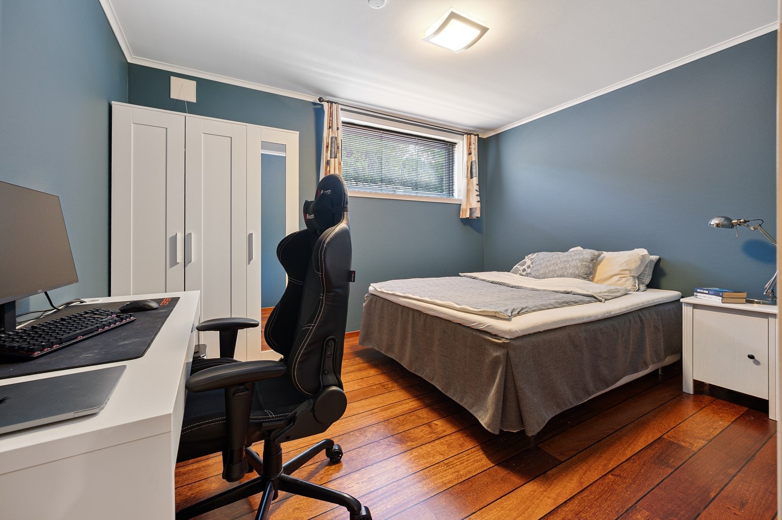 Rom i kjeller innredet som soverom. Galleribilde