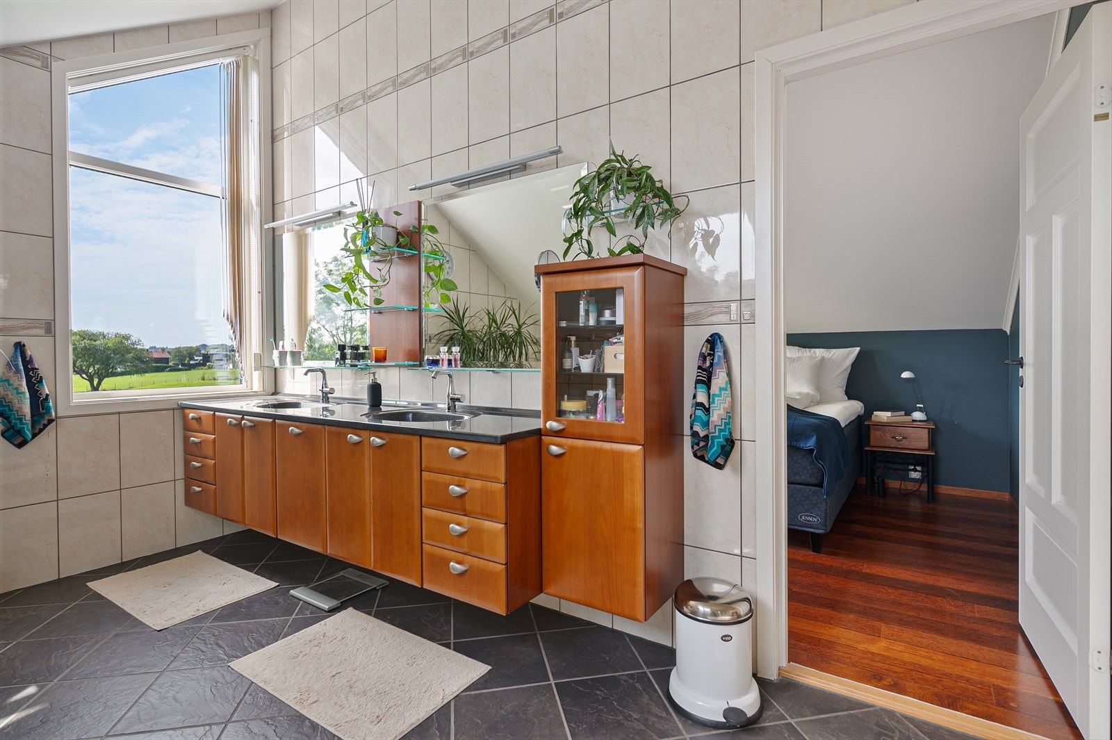 Flislagt baderom med panel i taket og elektriske varmekabler i gulvet. Galleribilde