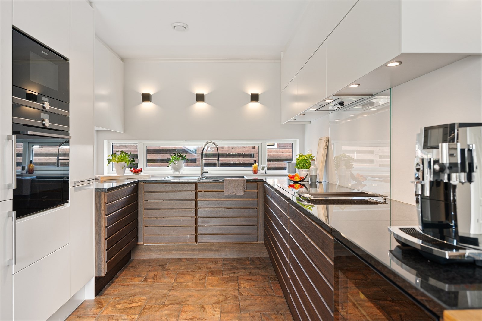 Romslig og funksjonelt designerkjøkken fra Multiform med integrerte hvitevarer. Galleribilde