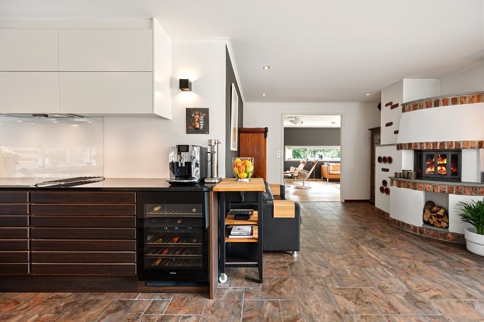 Kjøkkenet har en U-formet løsning som gir god arbeidsflyt og utnytter plassen effektivt. Galleribilde