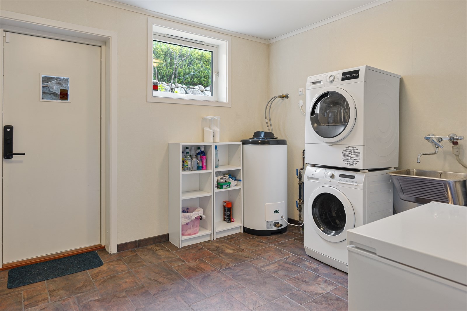 Vaskerommet er utstyrt med utslagsvask i stål og har mekanisk avtrekk. Galleribilde