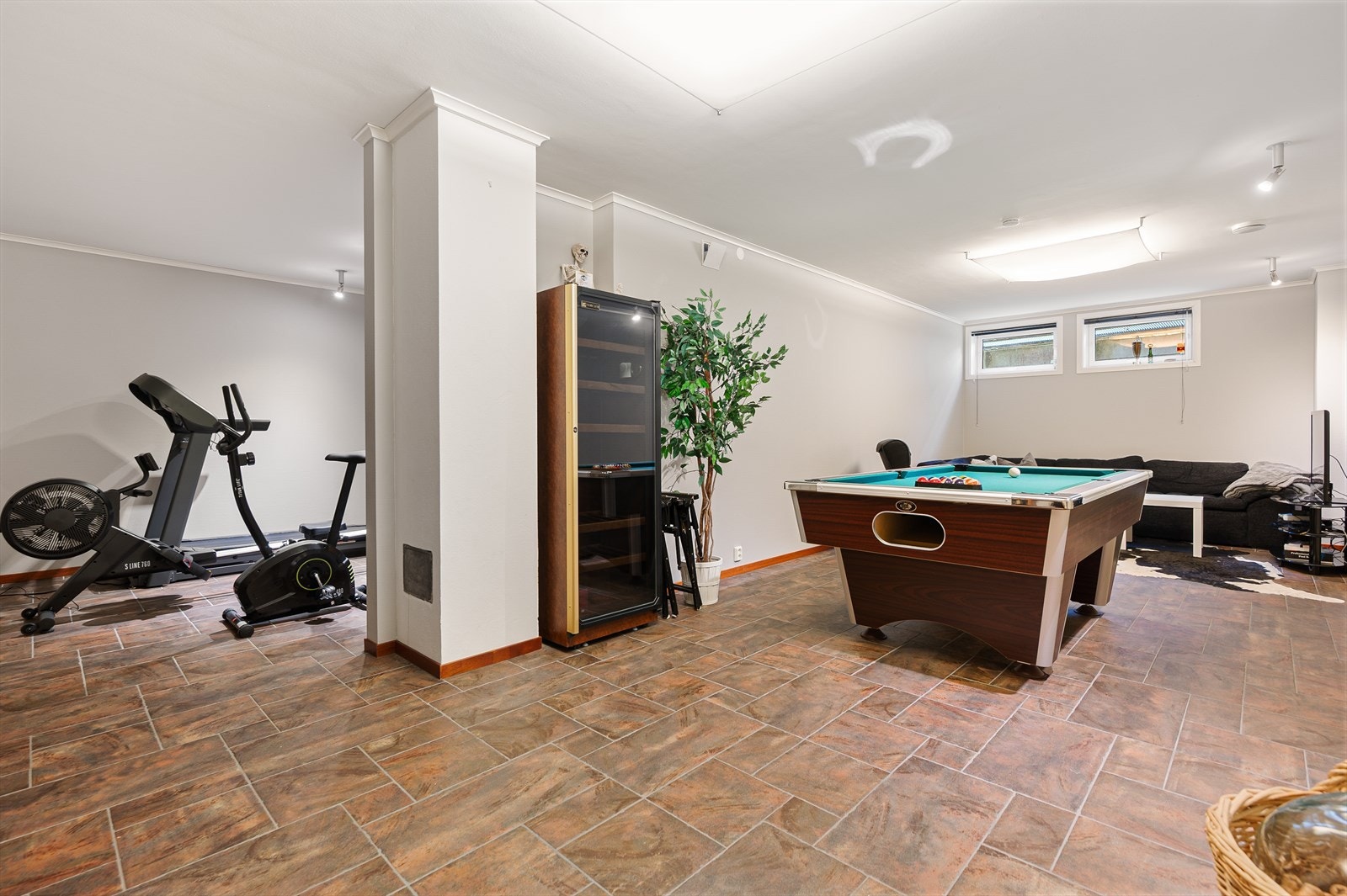 Kjelleretasjen består av allrom, bad, vaskerom, bod, gang m/trapp og soverom. Galleribilde