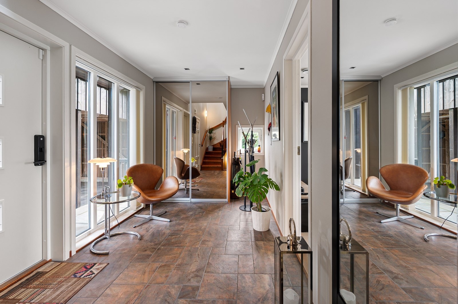 Boligens romslige entré/trapperom er av god størrelse. Galleribilde