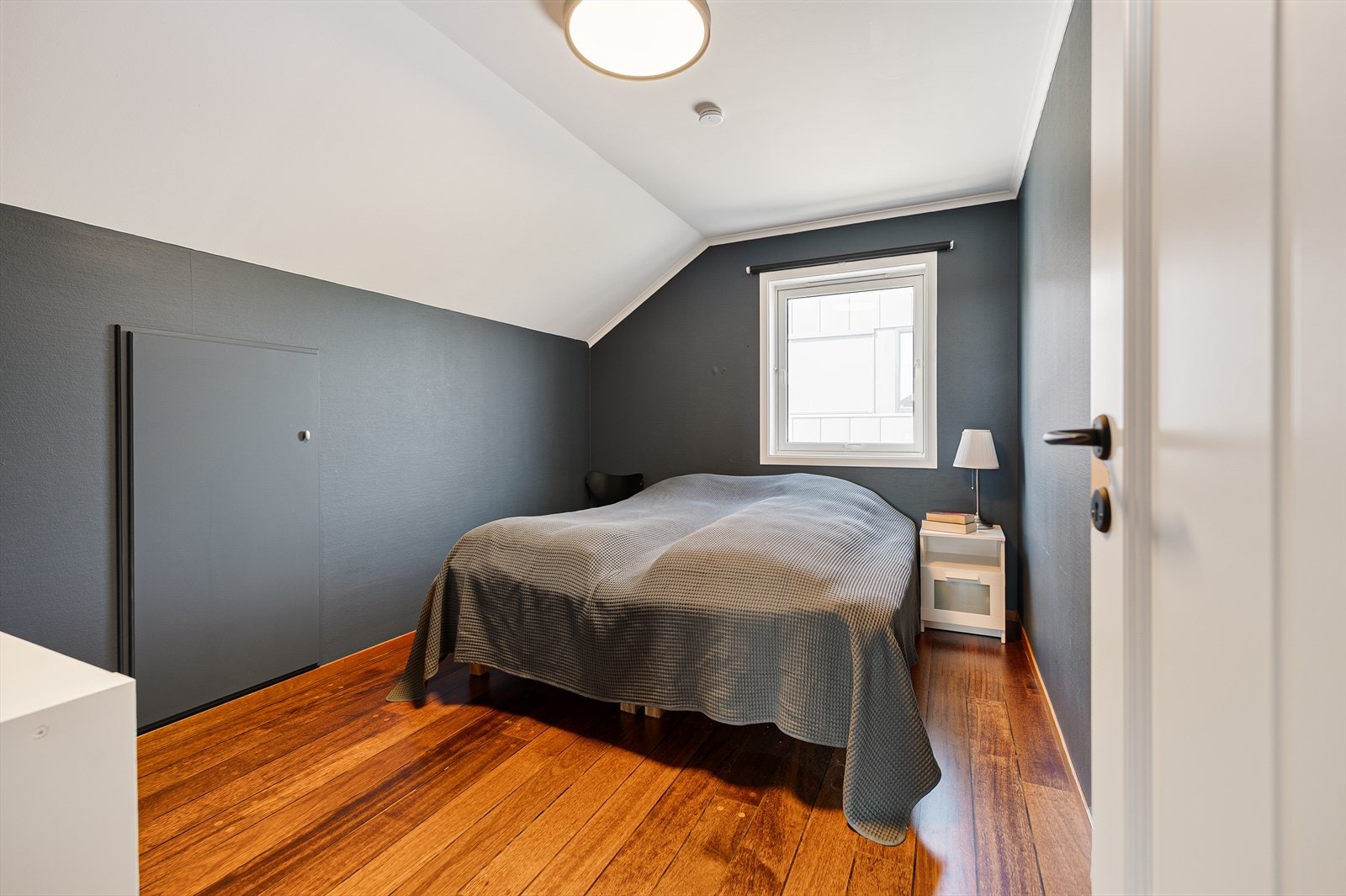 De to andre rommene er og av god størrelse og har plass til senger, garderobe og annet møblement. Galleribilde