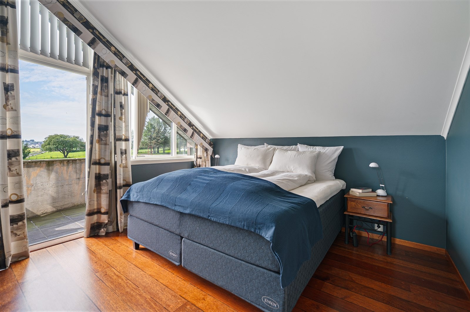 Hovedsoverommet har plass til både seng og garderobe, og er dessuten til knyttet garderoberommet og badet. Galleribilde