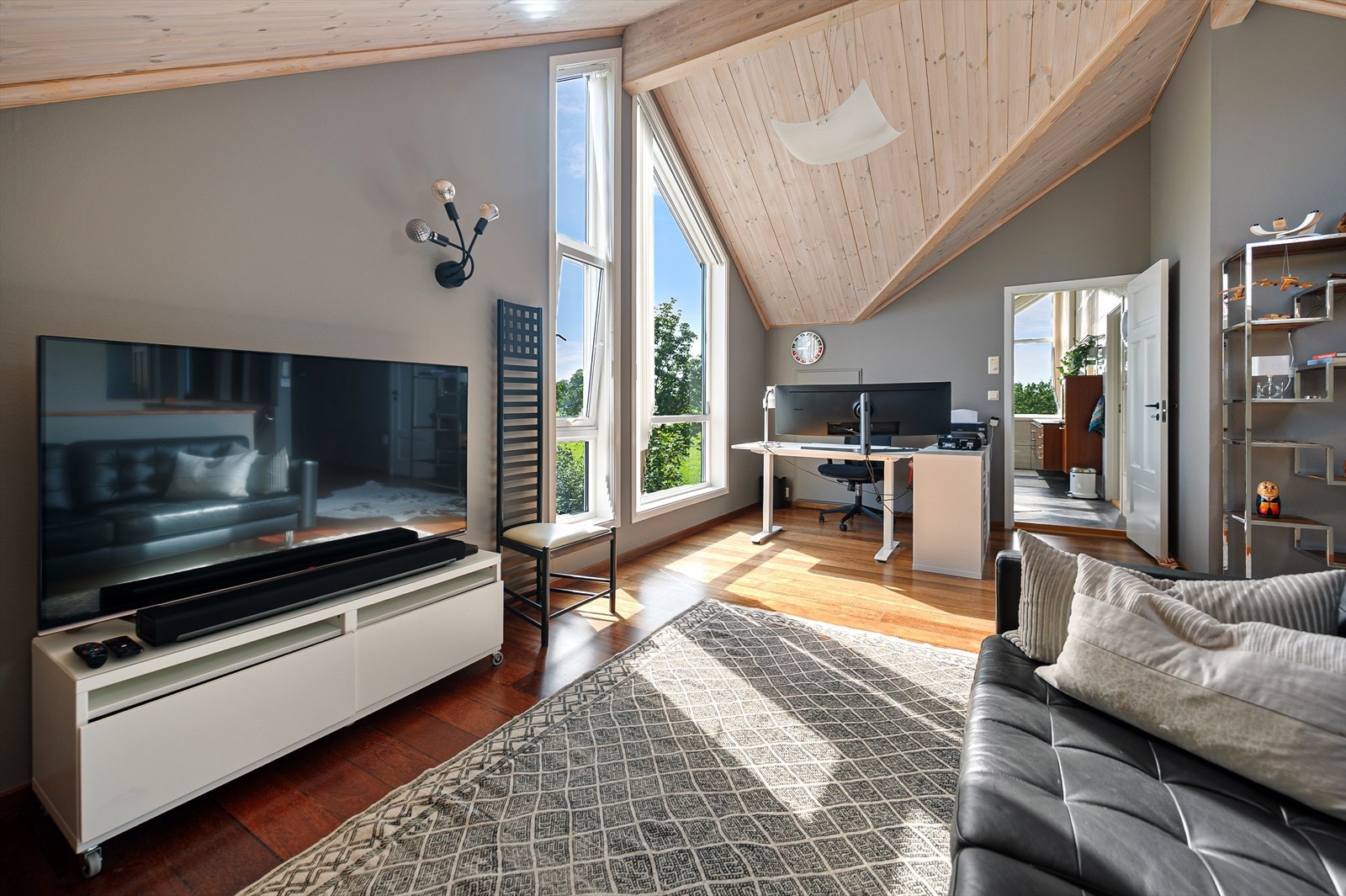 Åpen løsning mot trappen gir en fin forbindelse til resten av huset. Galleribilde