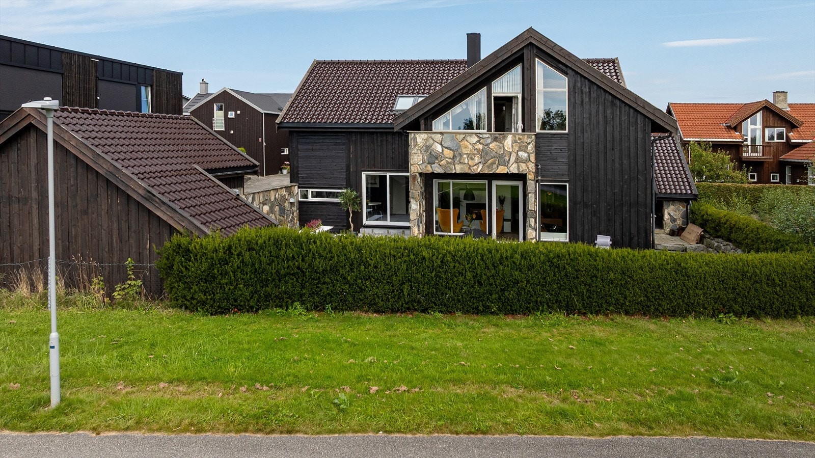 Boligen fremstår som lys og innbydende med gode planløsninger og gjennomgående god standard. Galleribilde