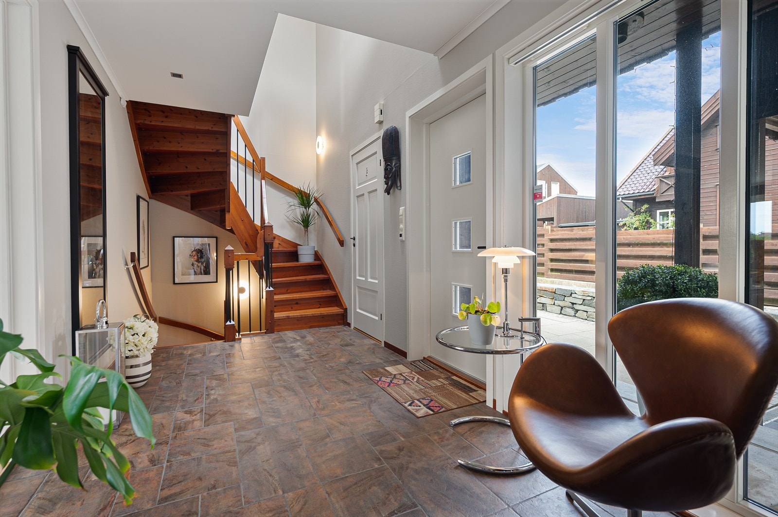 Her er det god plass til ulike oppbevaringsløsninger som skyvedørsgarderobe og annet møblement. Galleribilde