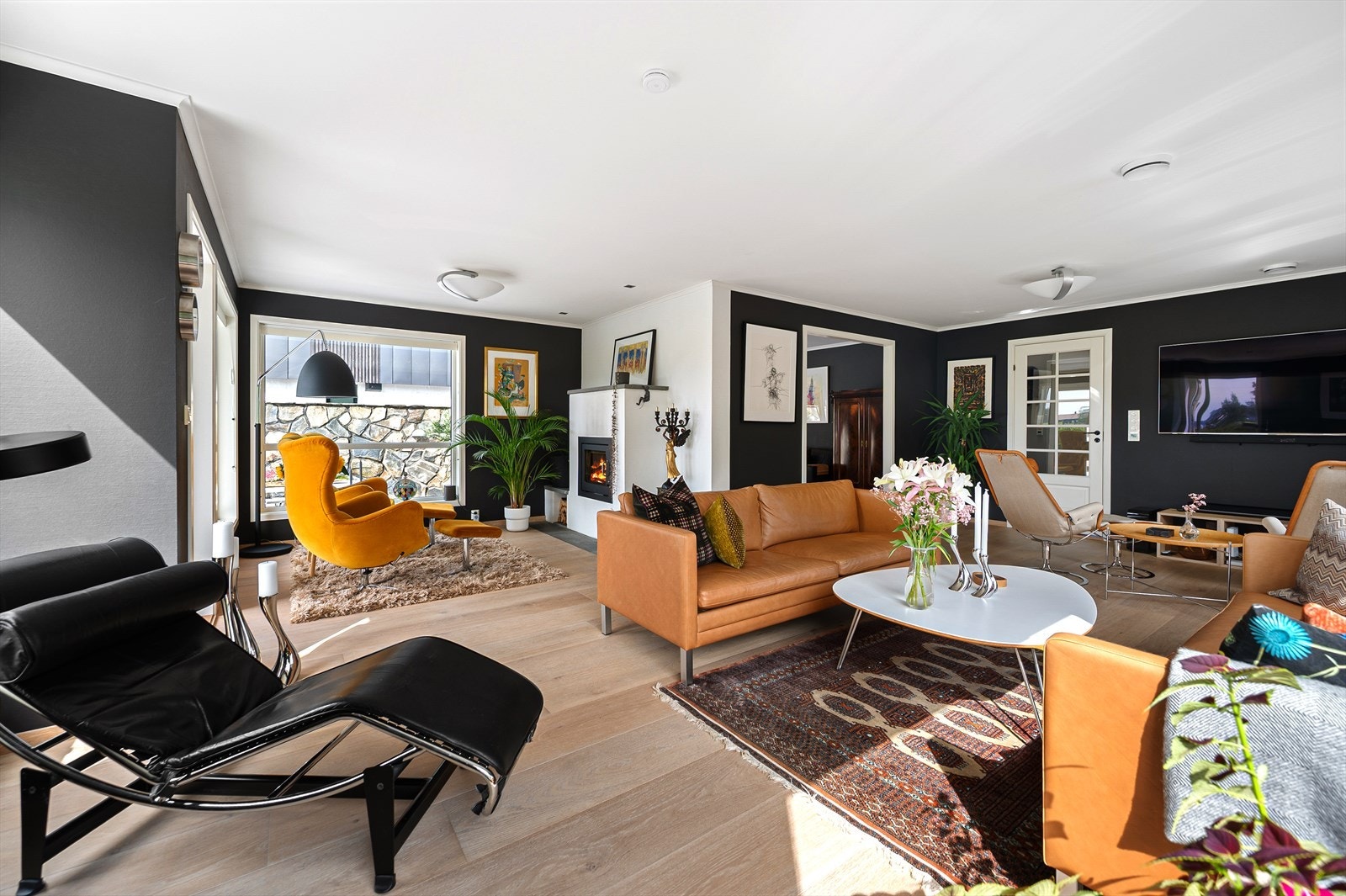 Veggene er malt i mørke gråtoner, som skaper kontrast mot det lyse taket og parkettgulvet. Galleribilde