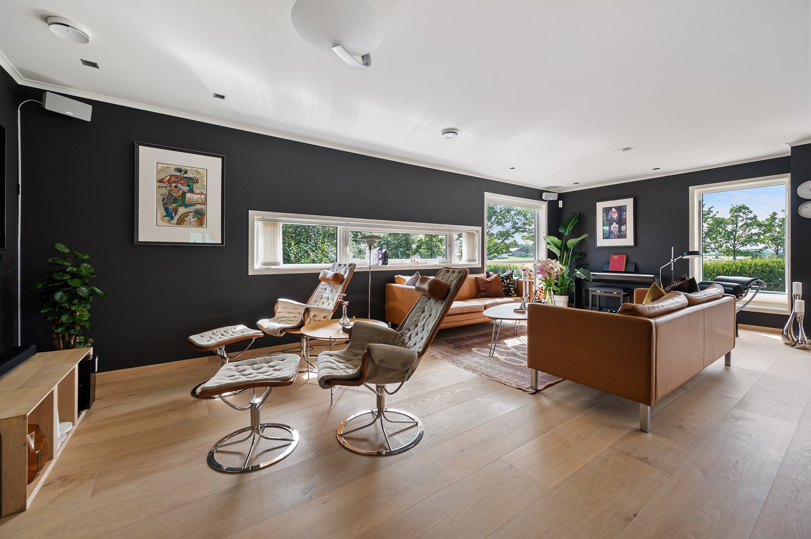 Store vindusflater gir godt lys inn i huset og en følelse av åpenhet. Galleribilde