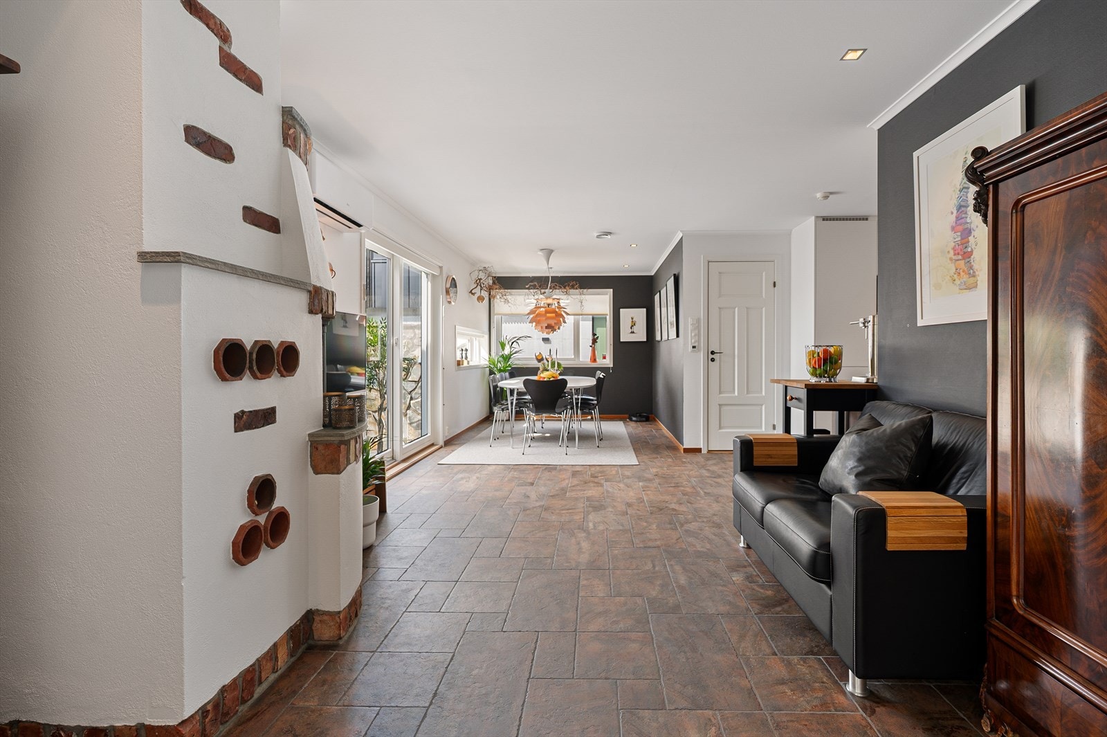 Stuen og spisestuen som ligger fint til ved kjøkkenet. Galleribilde