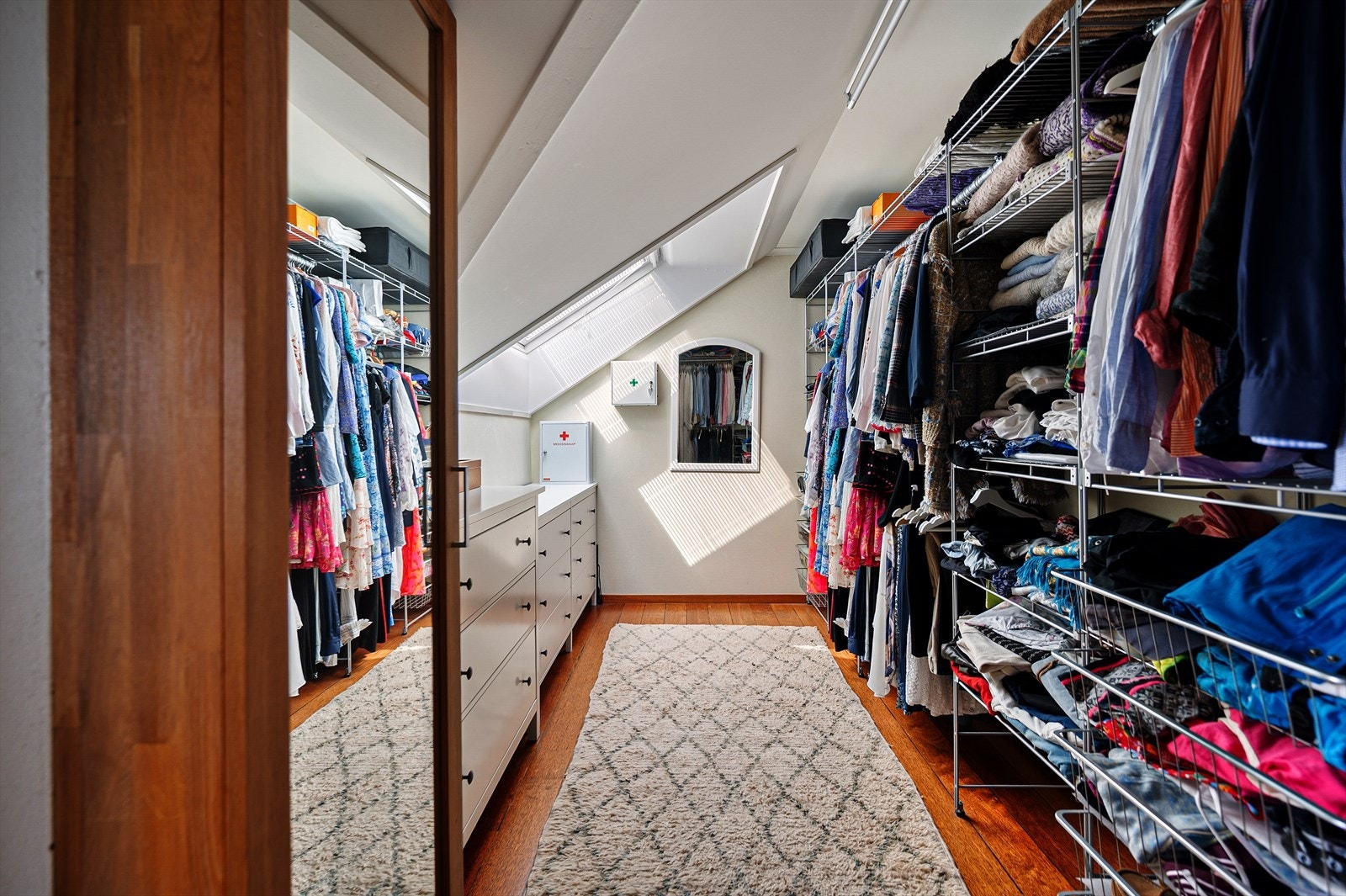Garderoberom med inngang fra stuedelen og hovedsoverommet. Galleribilde