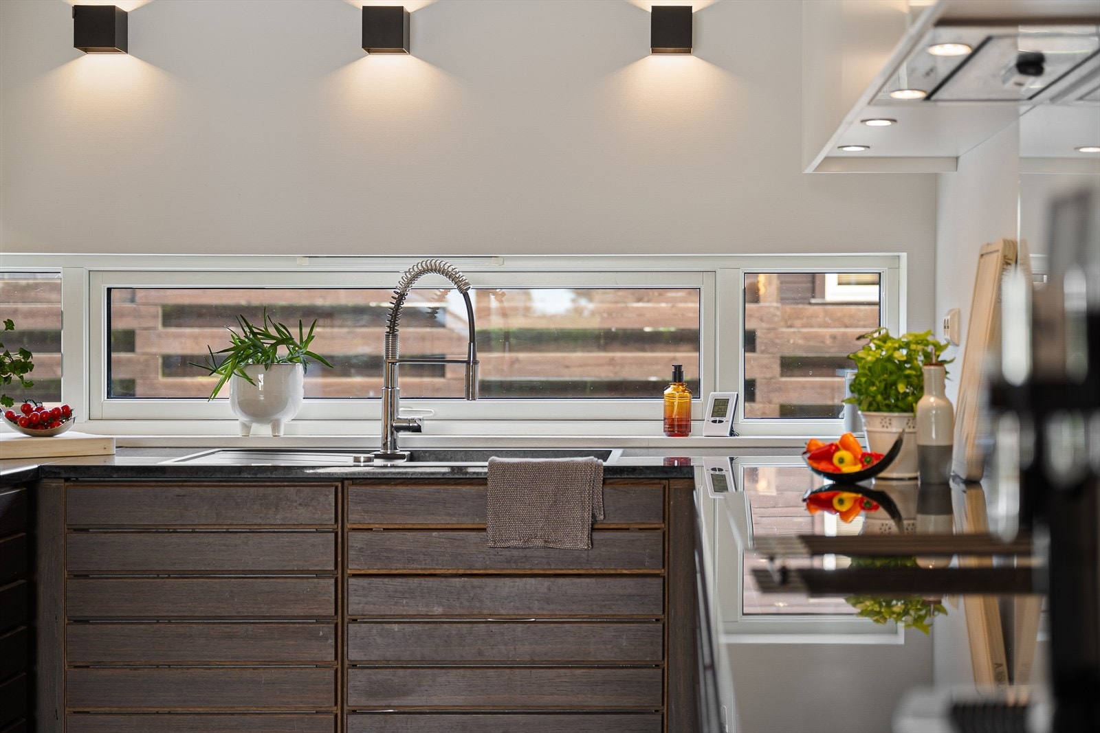 Hvitevarer som kjøl/fryseskap, oppvaskmaskin, induksjonstopp og vinskap er integrert. Galleribilde