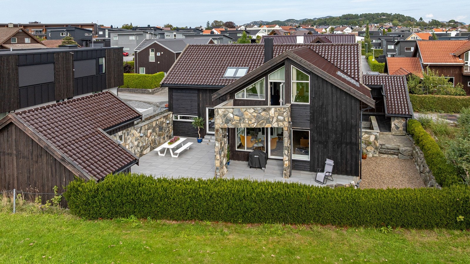 Velkommen til Vindhagen 31 - enebolig over tre plan med moderne, stilrent design oppført i 2002. Galleribilde