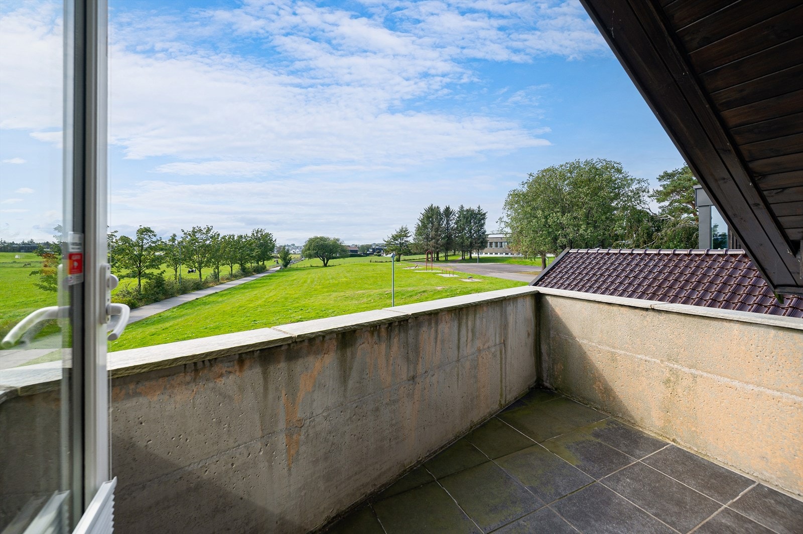 Fra hovedsoverommet er det utgang til en balkong på circa 5 kvm. Galleribilde