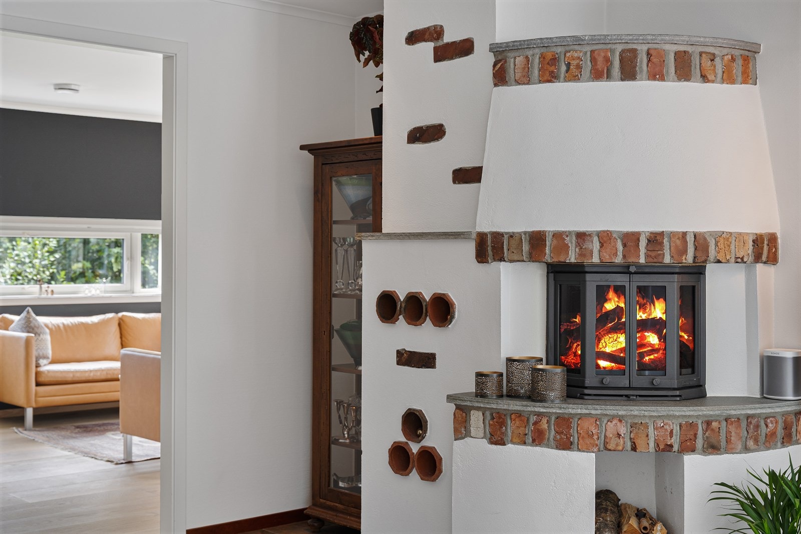 En vakker vedovn på kjøkken varmer godt. Galleribilde