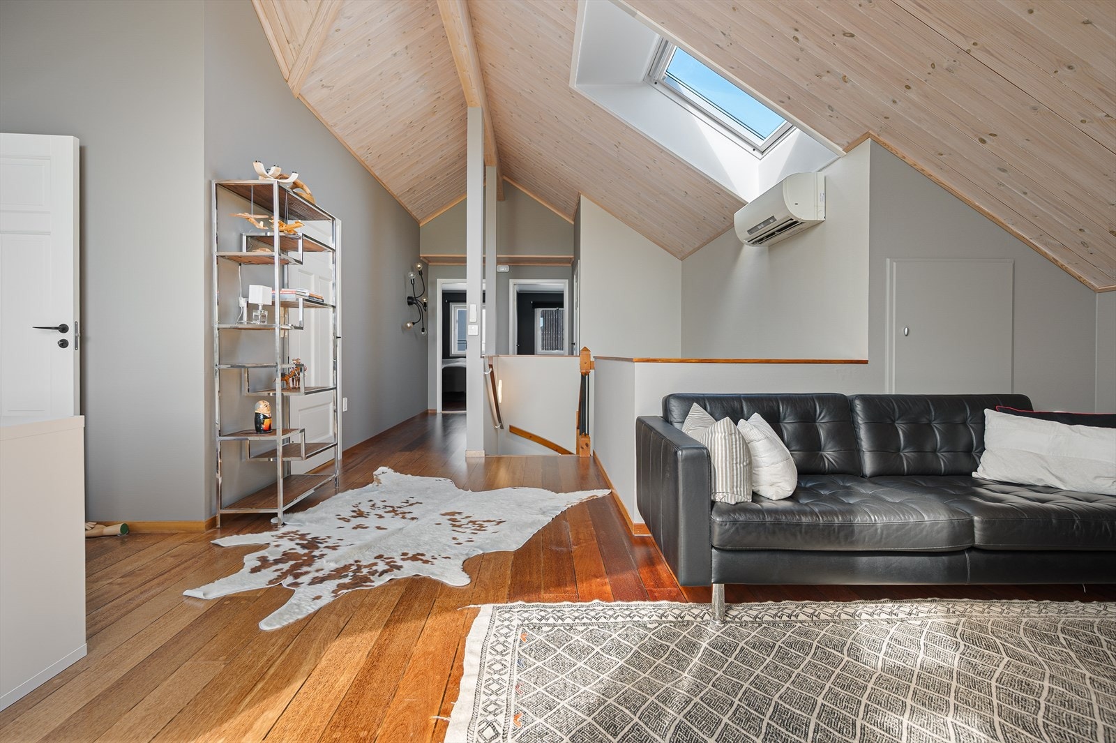 Her blir du møtt av en lys og luftig loftstue med moderne og detaljer og skråtak med god høyde gir rommet god atmosfære. Galleribilde