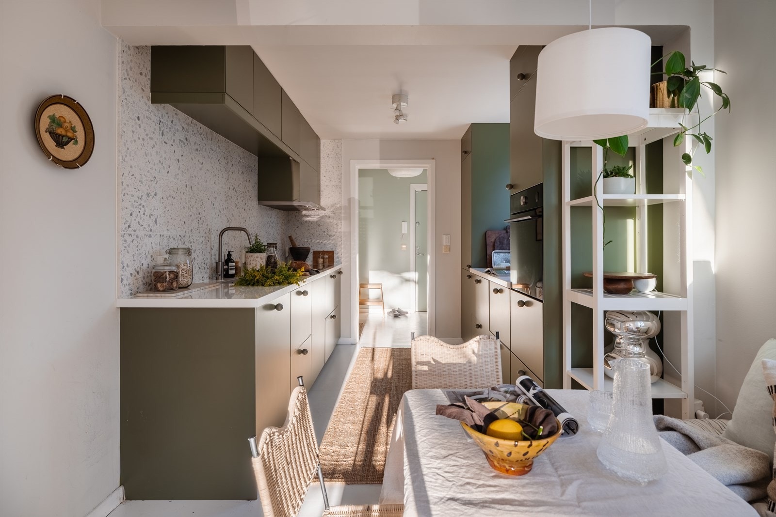 Vinduer i to himmelretninger på kjøkkenet gir godt med naturlig lys Galleribilde