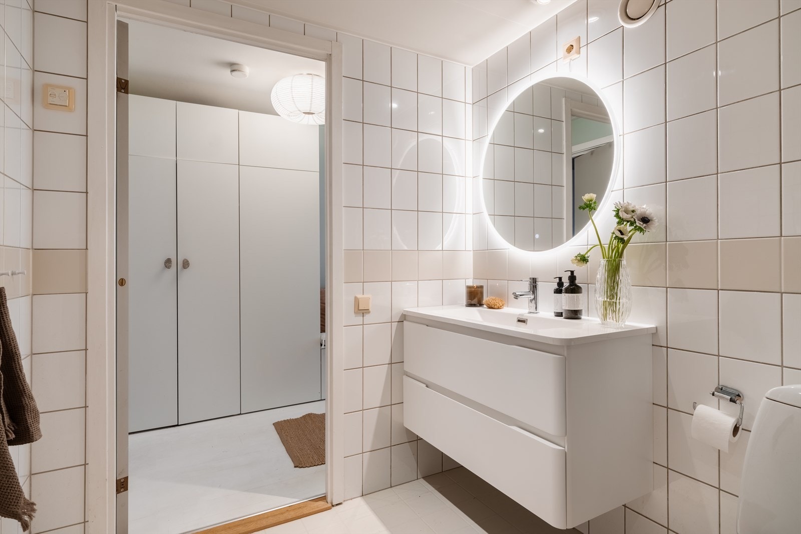 Ny servantinnredning og speil Galleribilde