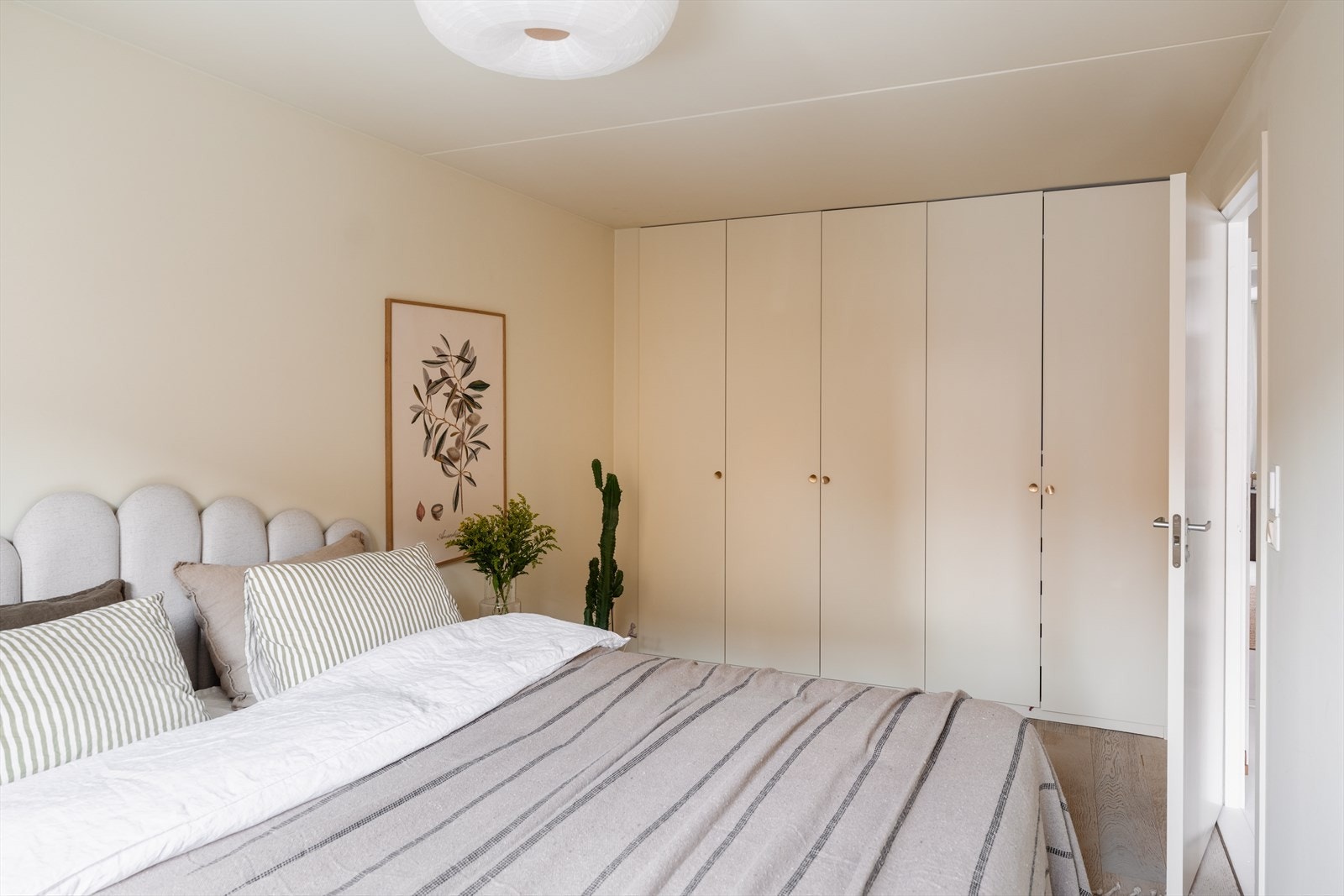 God plass til garderobeskap Galleribilde