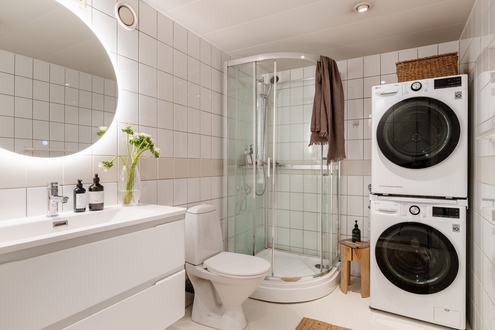 Romslig baderom med ny servantinnredning og speil Galleribilde