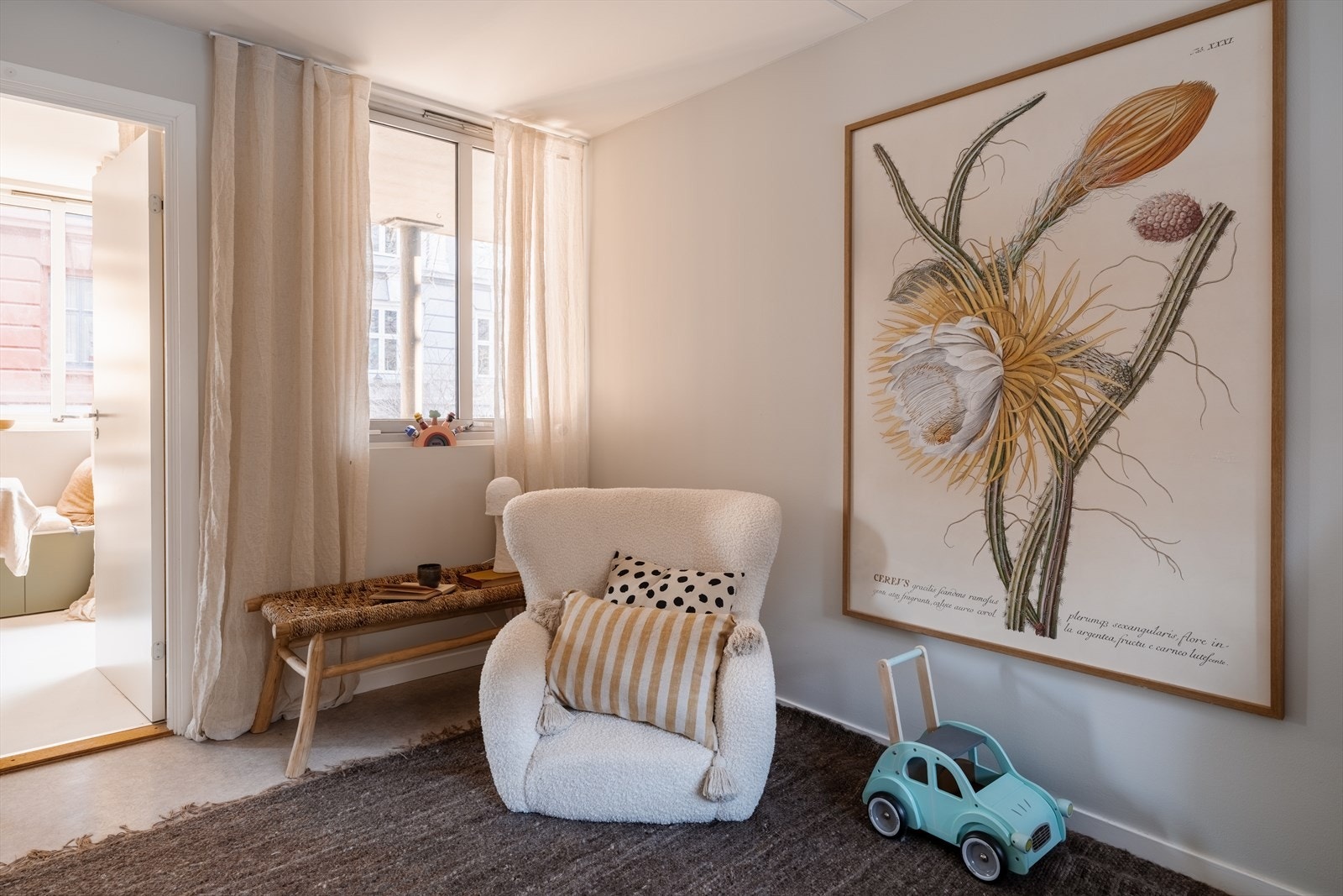 Vindu i to himmelretninger på soverommet Galleribilde