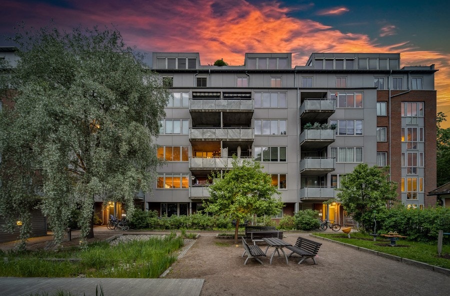 Leiligheten ligger i 2. etasje sett fra bakgården Galleribilde