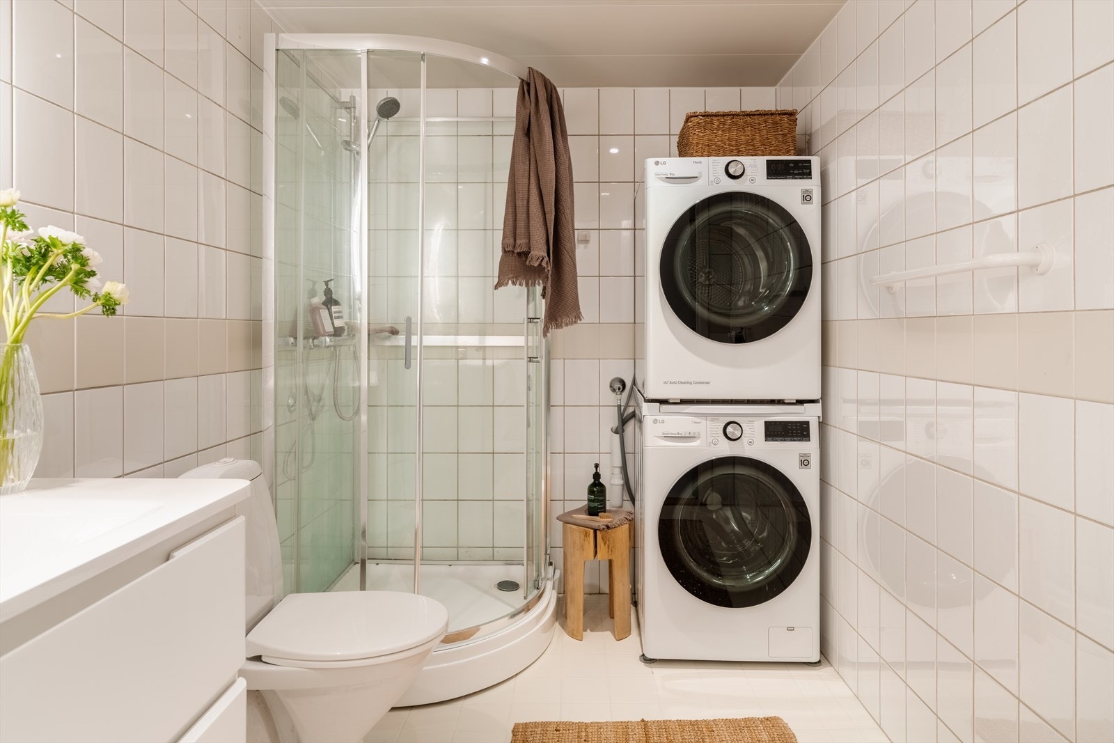 Opplegg og plass til vaskemaskin og tørketrommel Galleribilde