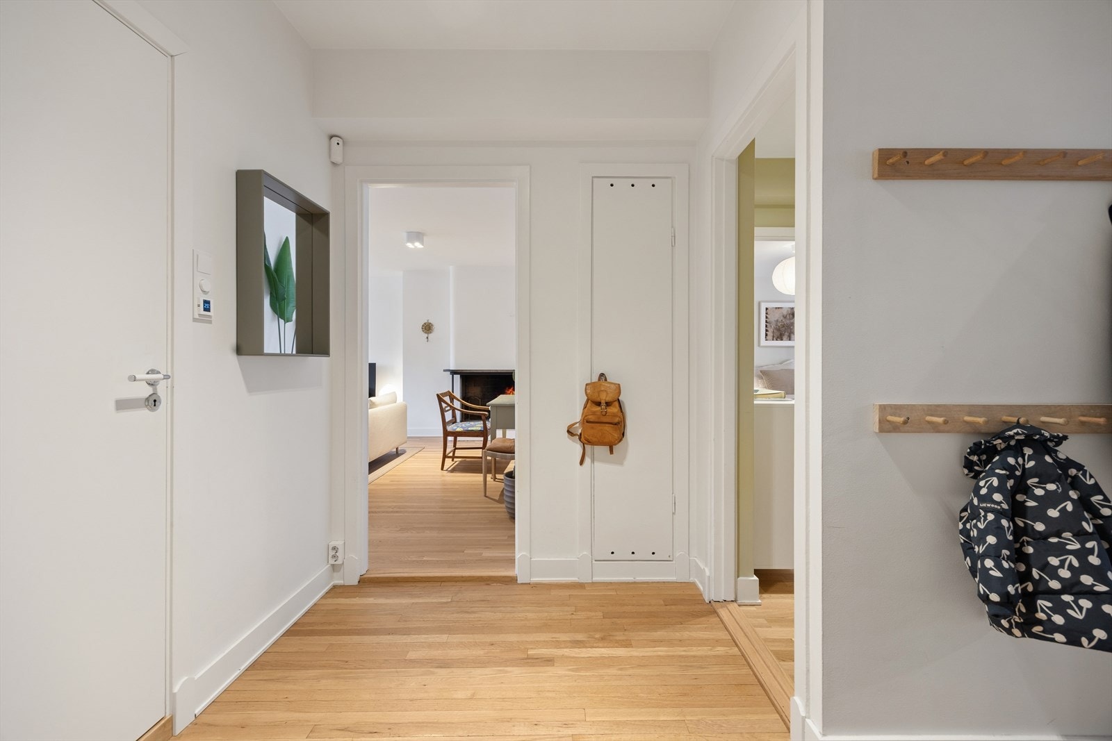 Romslig entré med to integrerte skap. Galleribilde