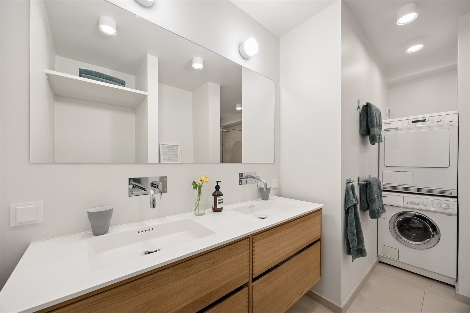 Det er installert elektrisk håndkletørker i tilknytning til dusjen. Galleribilde