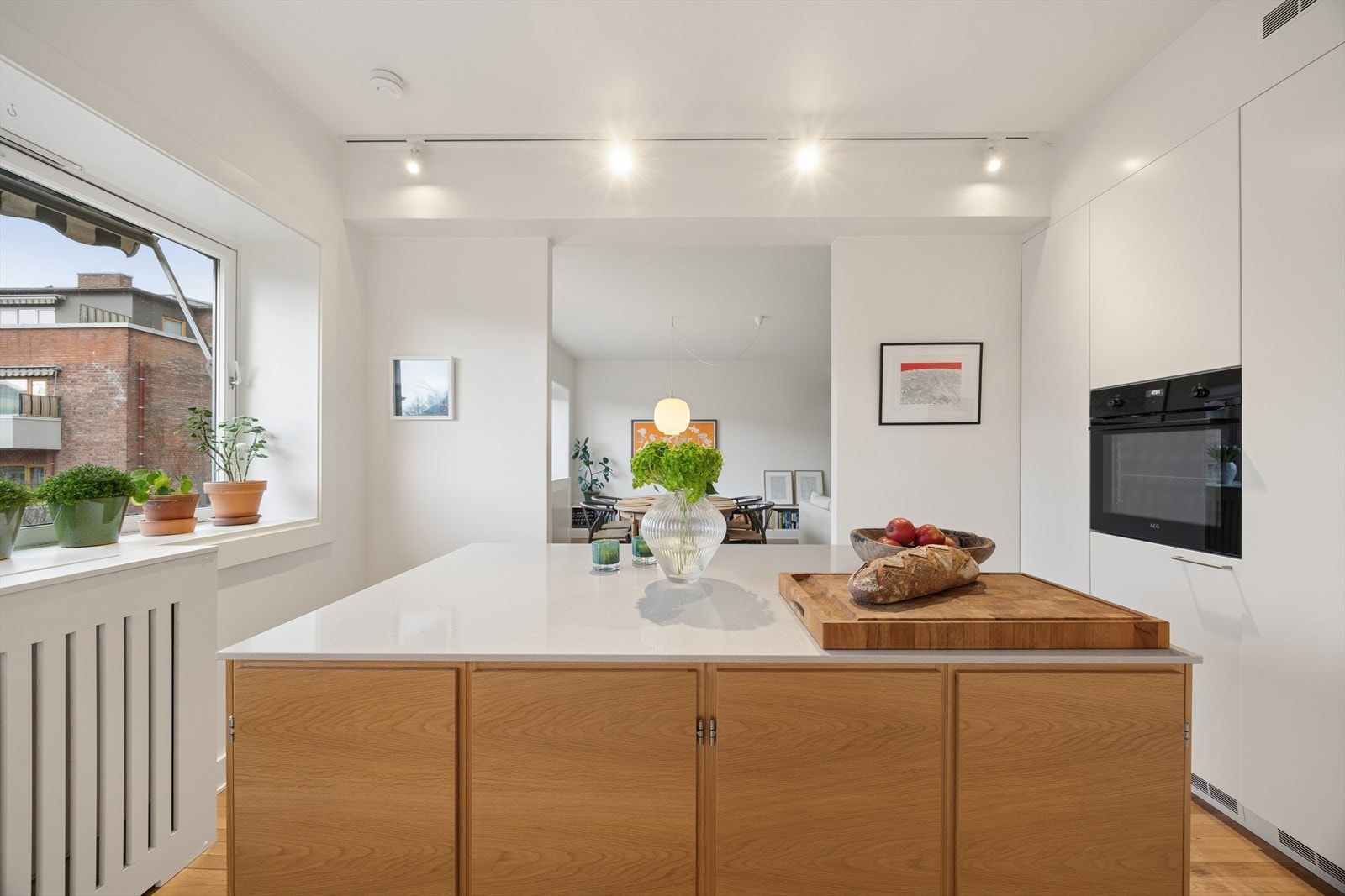 Kjøkkenøy fra Uno form med heltre eikeskuffer. Galleribilde