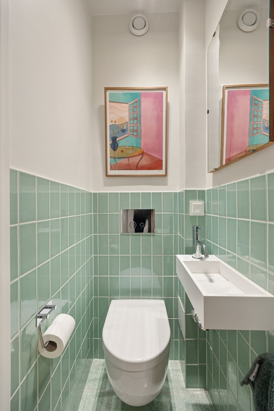 Praktisk WC i tilknytning til entréen, totalrenovert i 2024. Fliser fra Fired Earth. Galleribilde